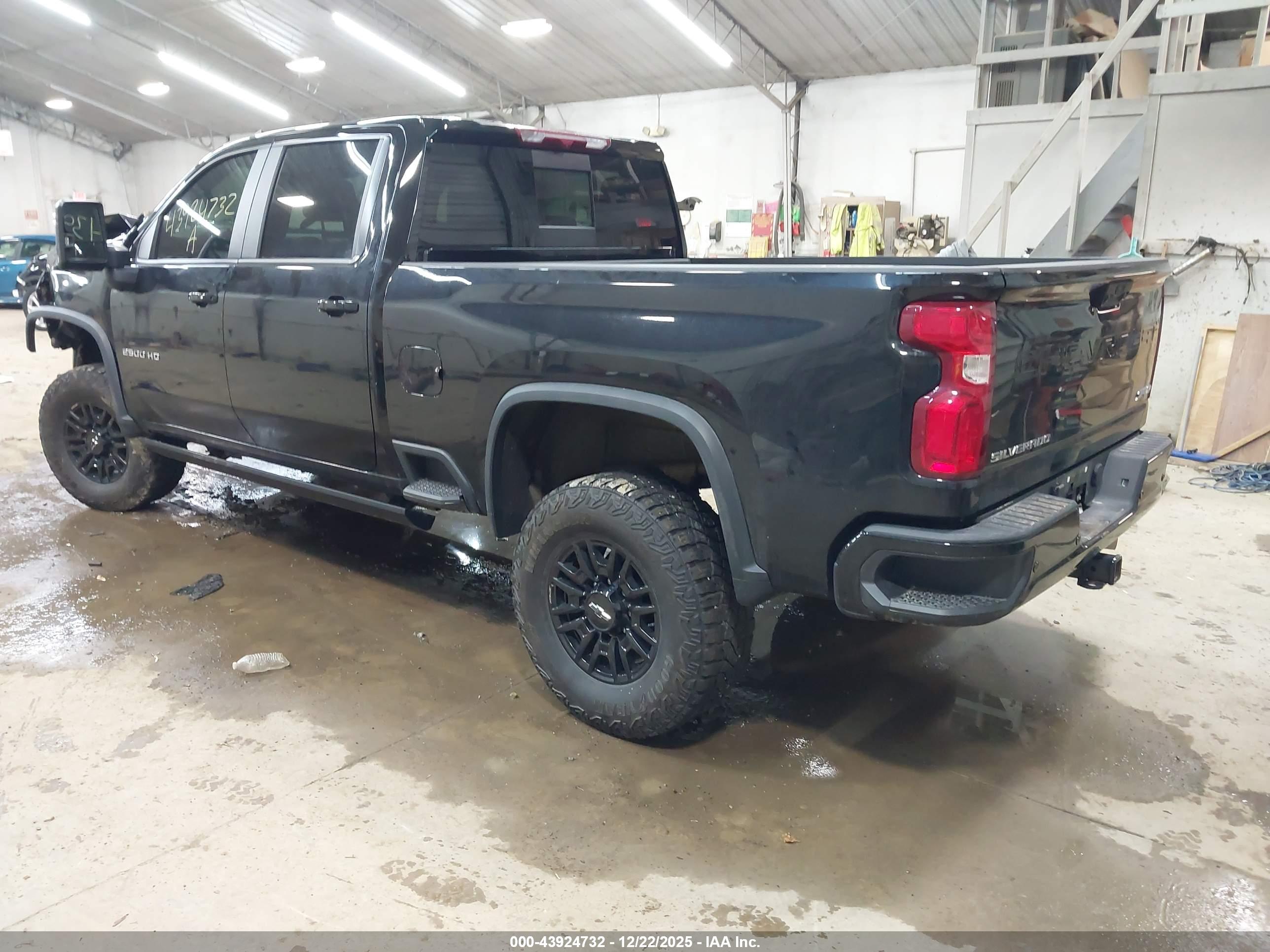 CHEVROLET SILVERADO image 3