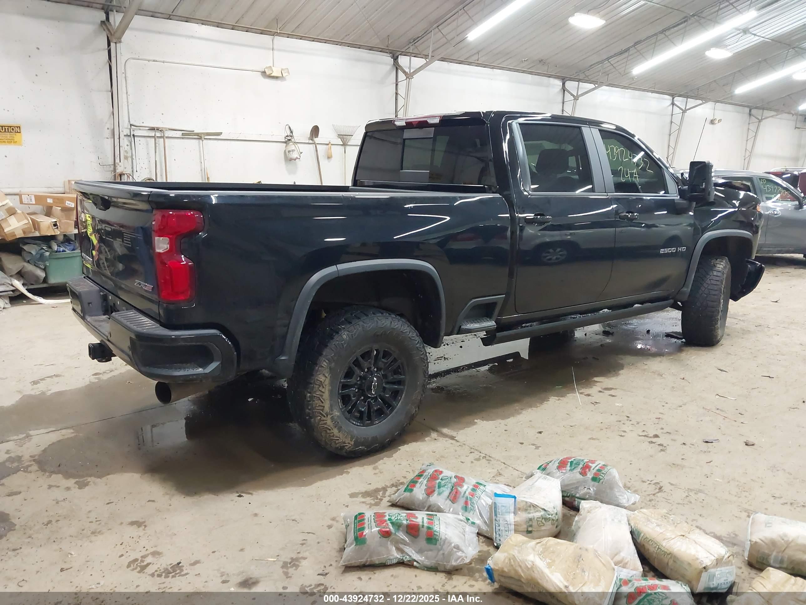 CHEVROLET SILVERADO image 4