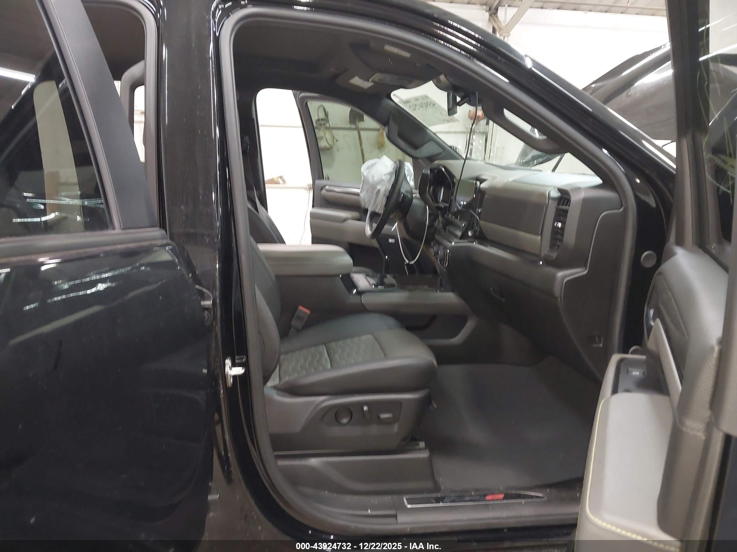 CHEVROLET SILVERADO image 5