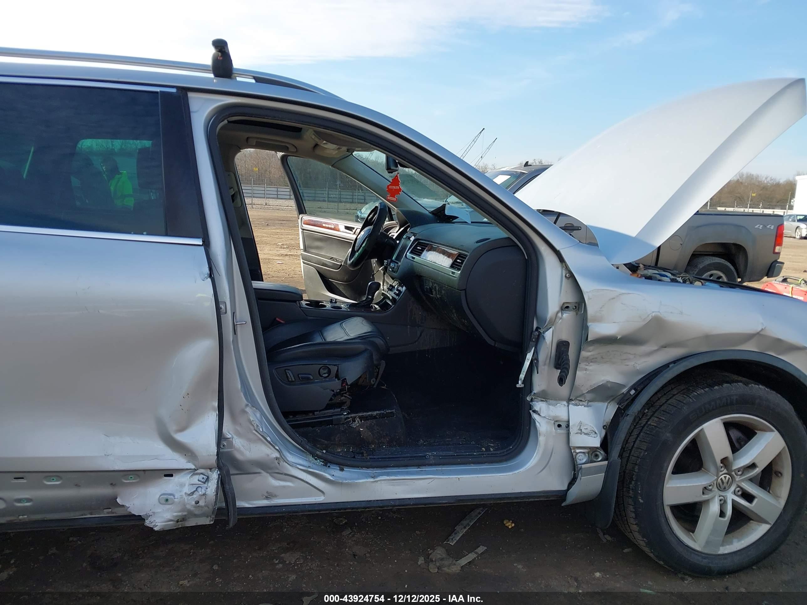 VOLKSWAGEN TOUAREG image 6