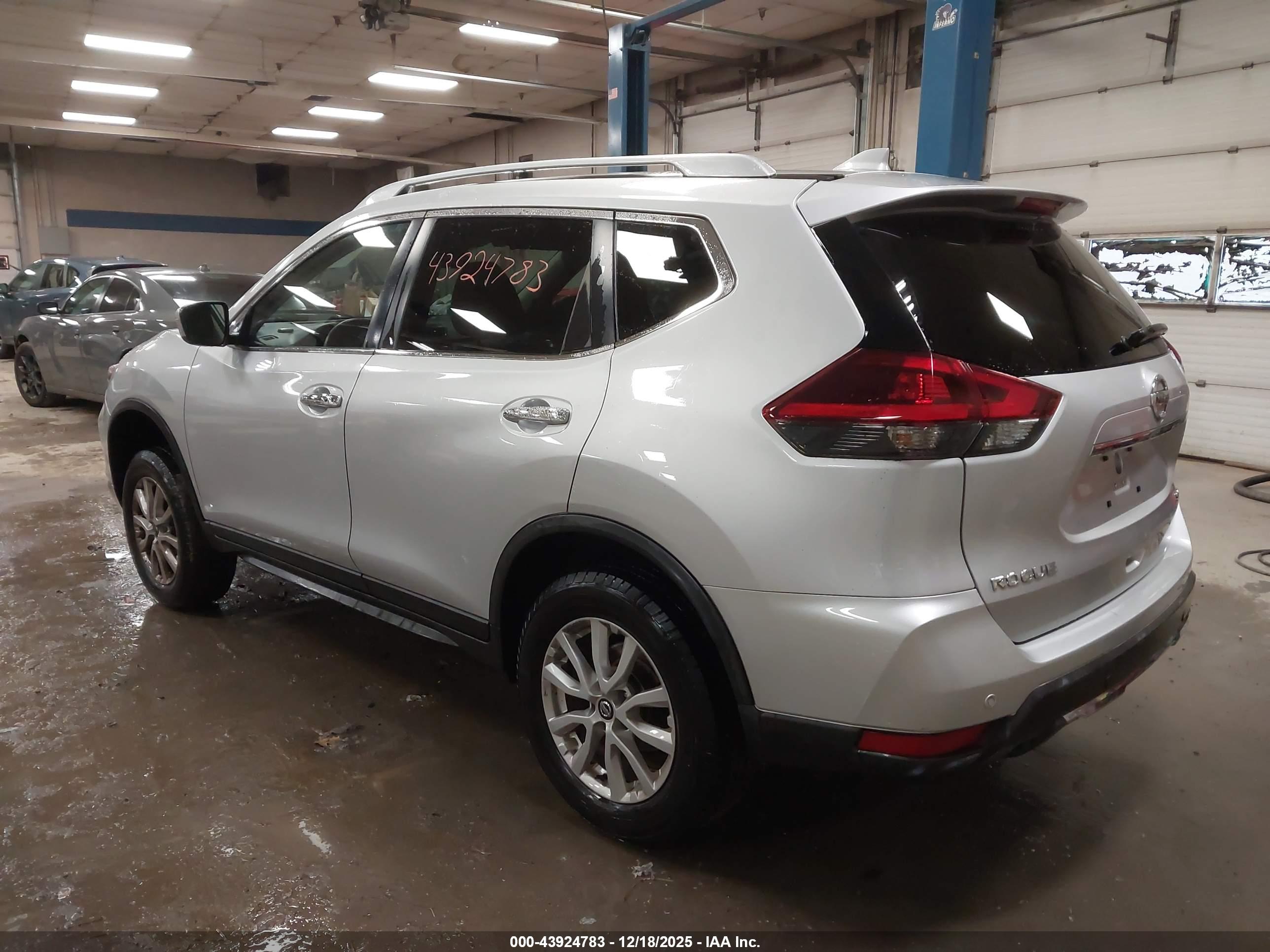 NISSAN ROGUE image 3