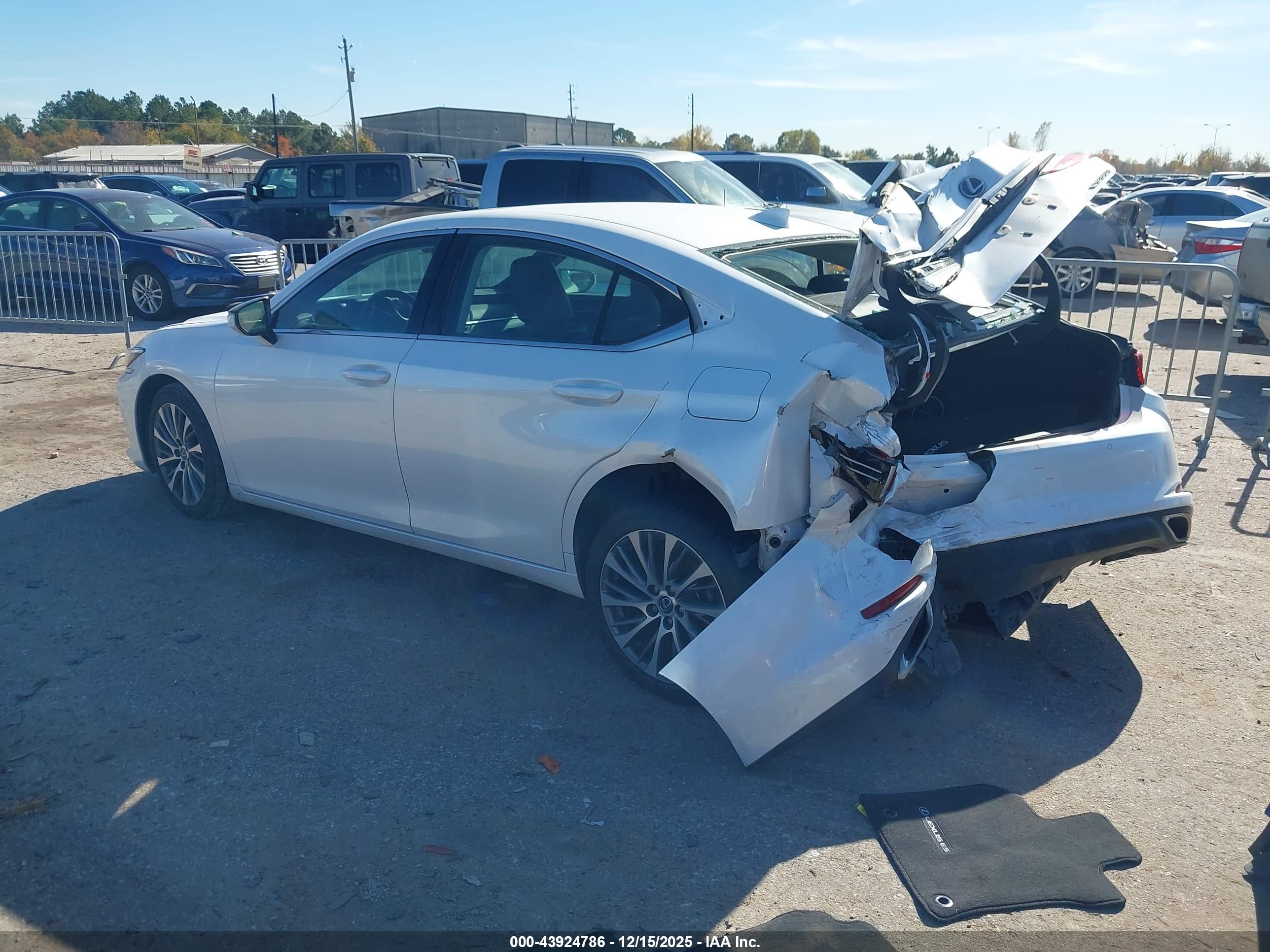 LEXUS ES image 3