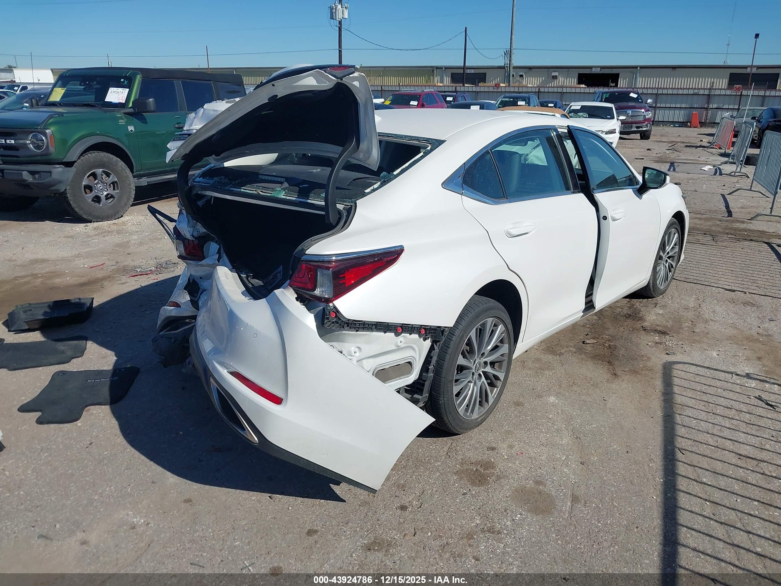 LEXUS ES image 4