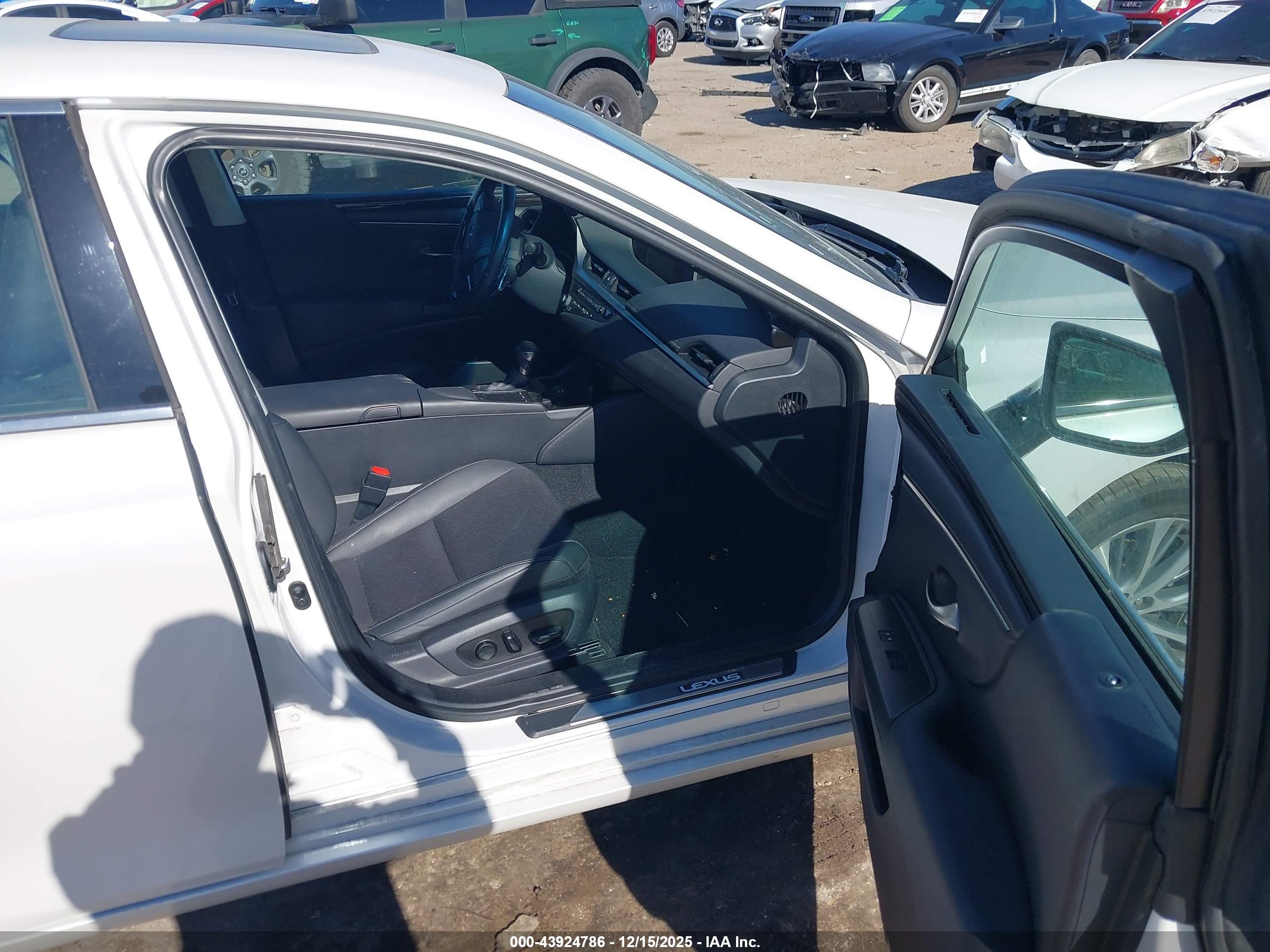 LEXUS ES image 5