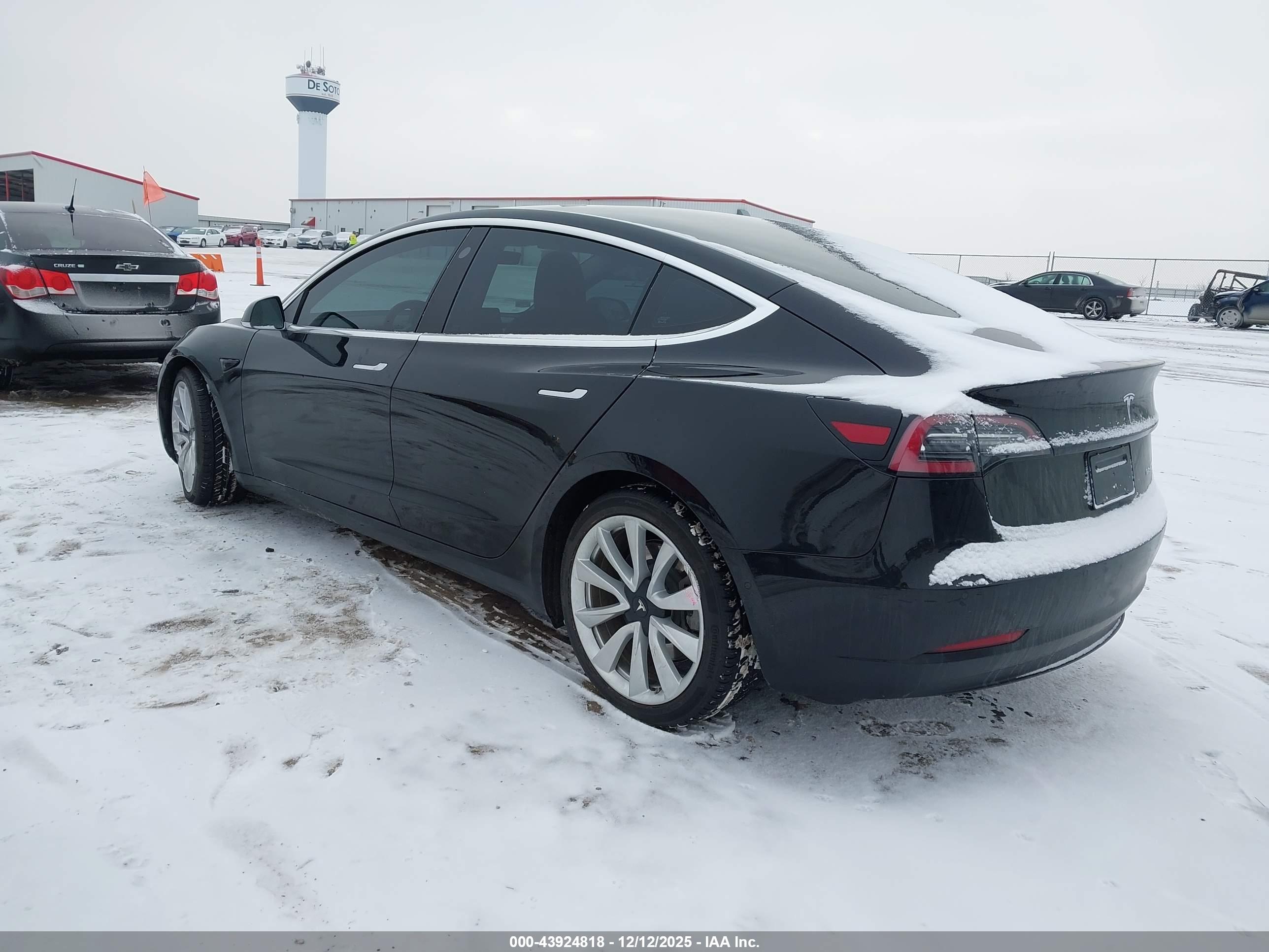 TESLA MODEL image 3