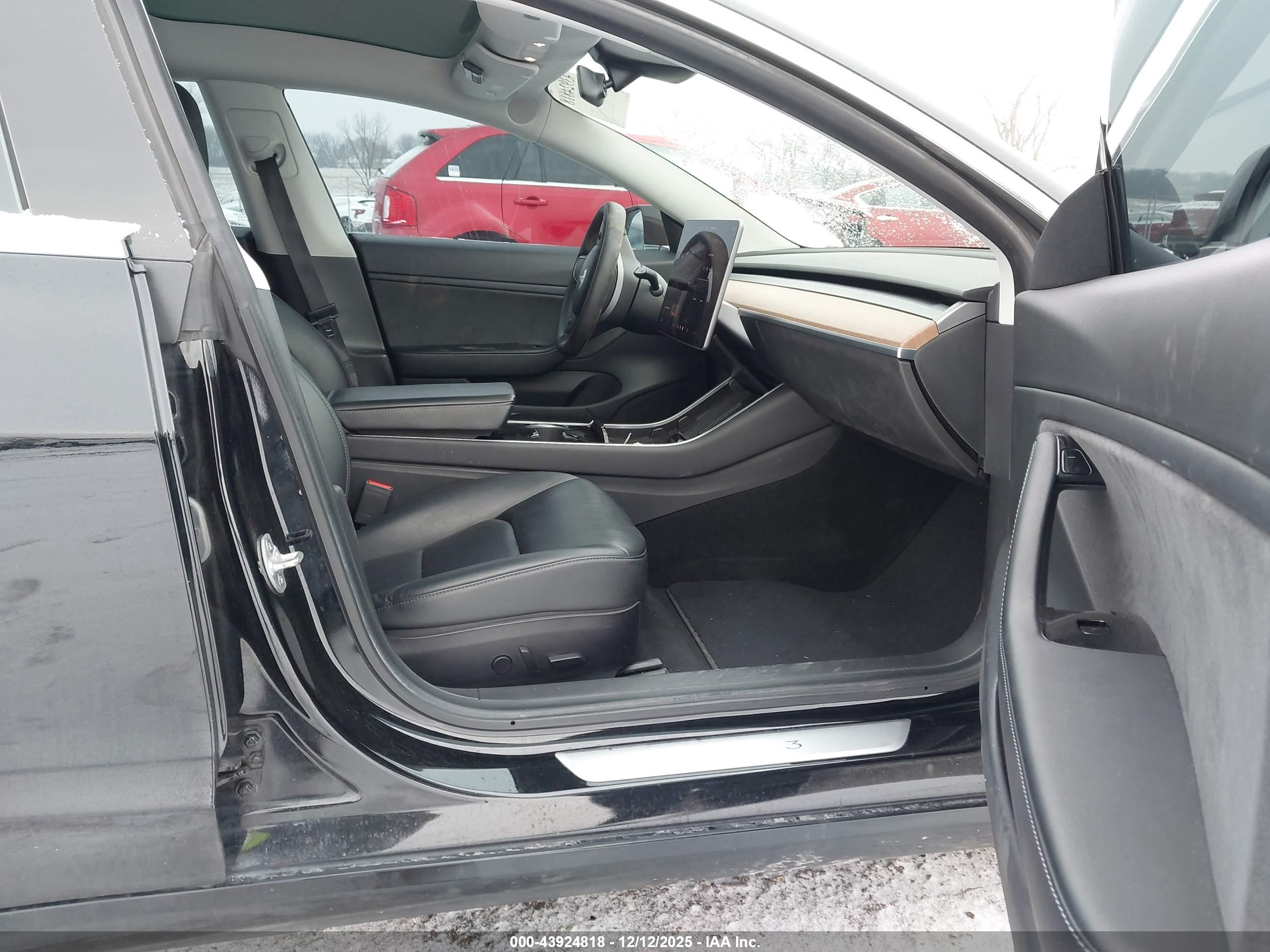 TESLA MODEL image 5