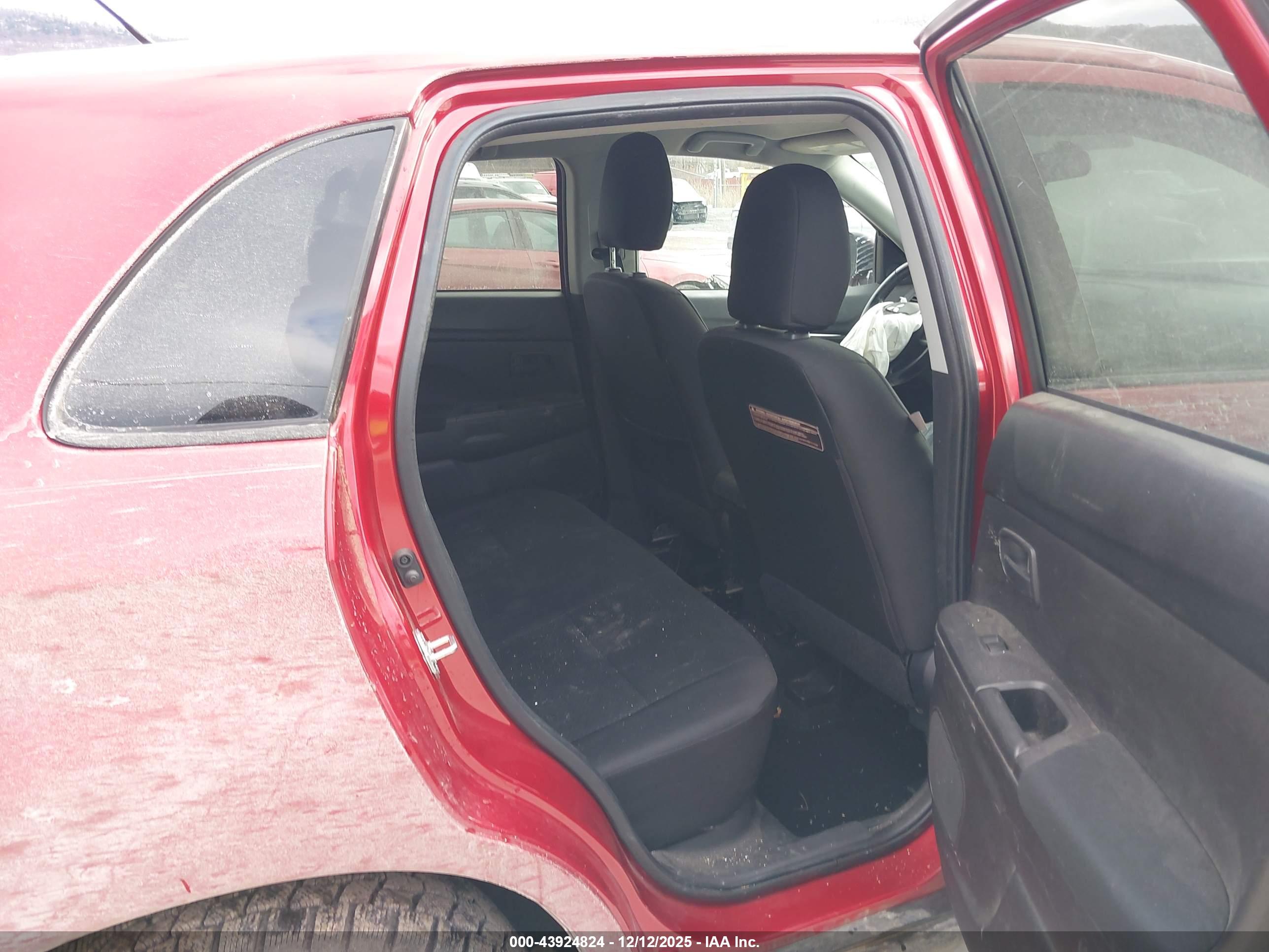 MITSUBISHI OUTLANDER image 8