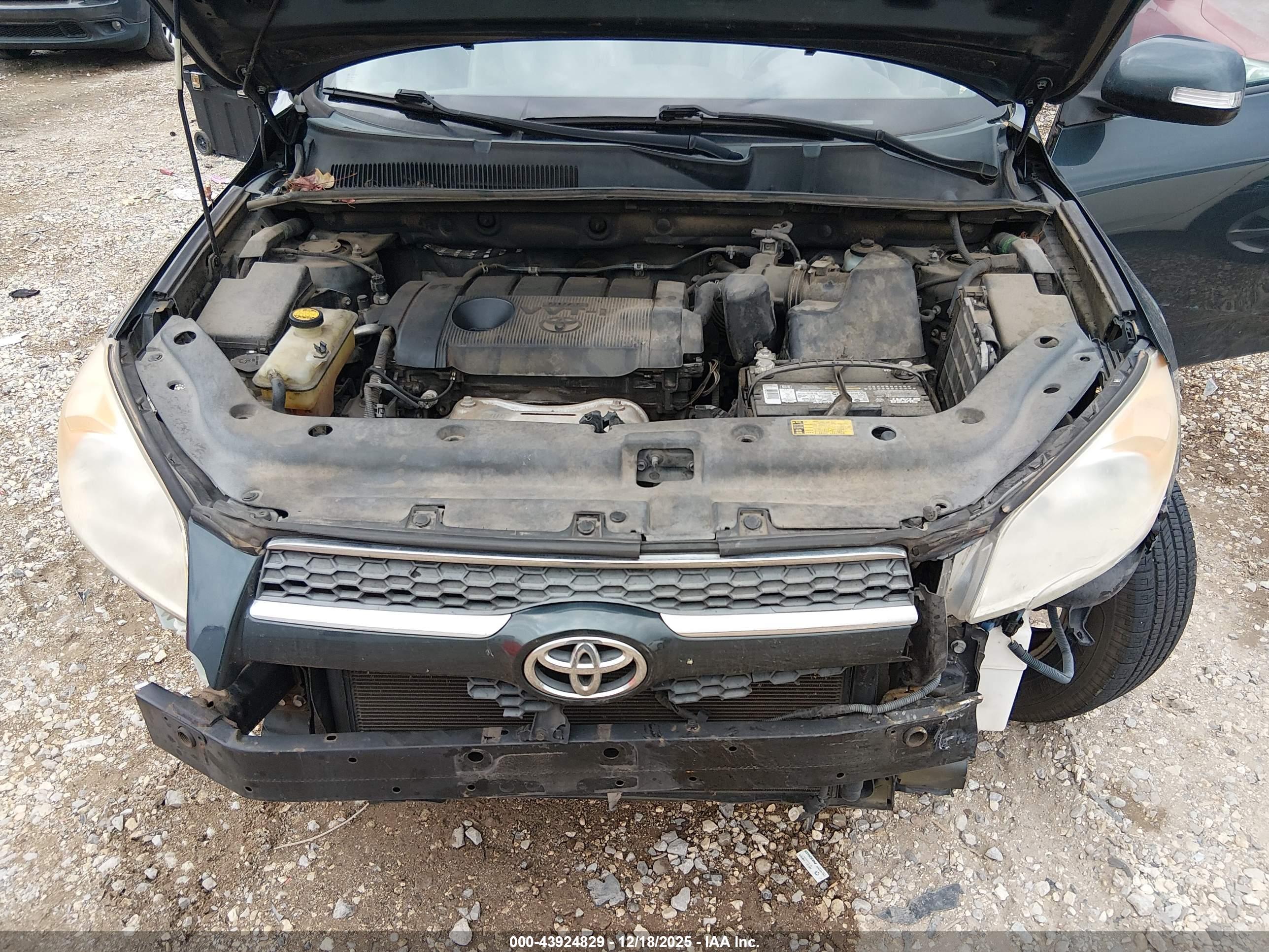 TOYOTA RAV4 image 10