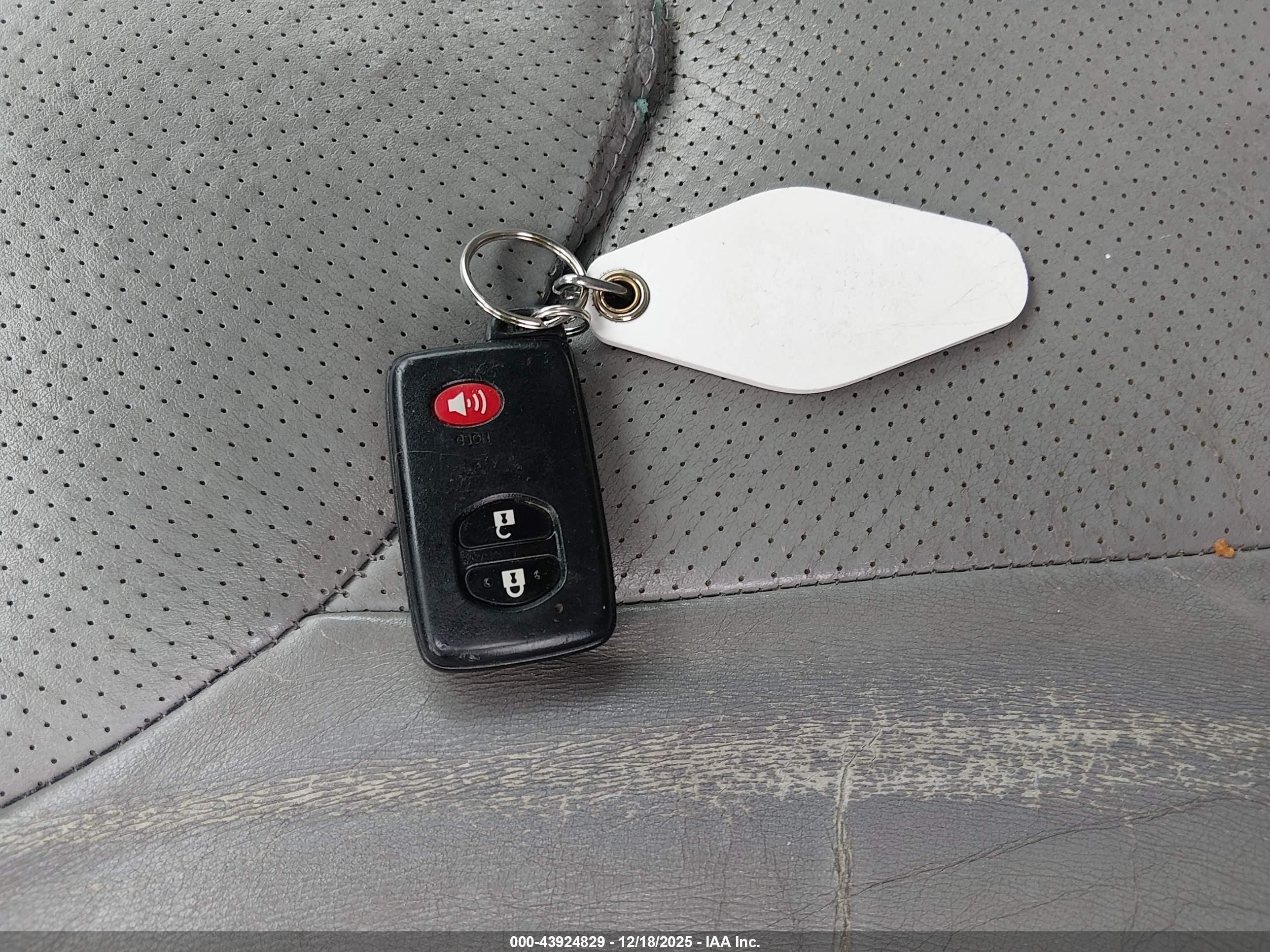 TOYOTA RAV4 image 11