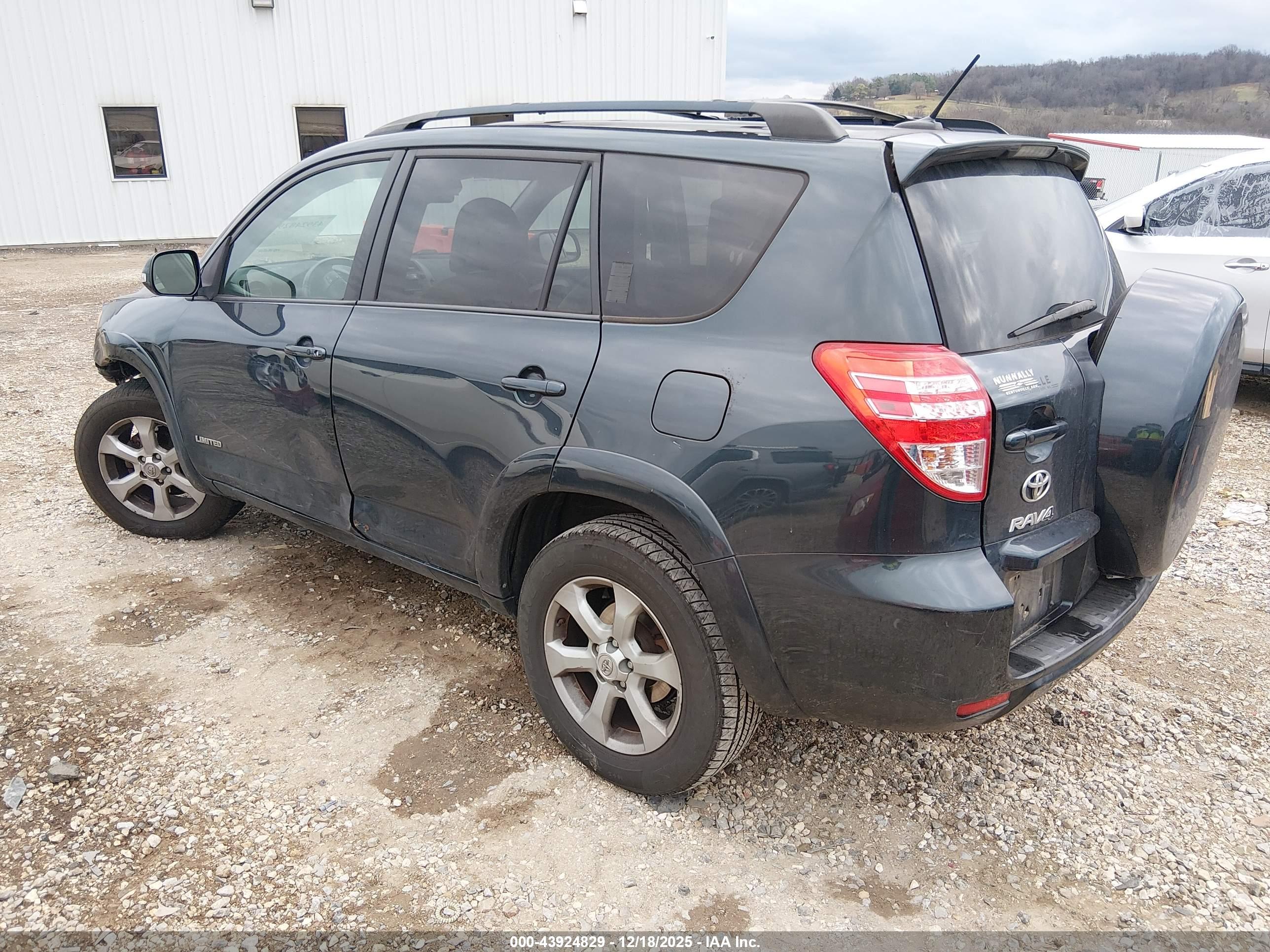 TOYOTA RAV4 image 3