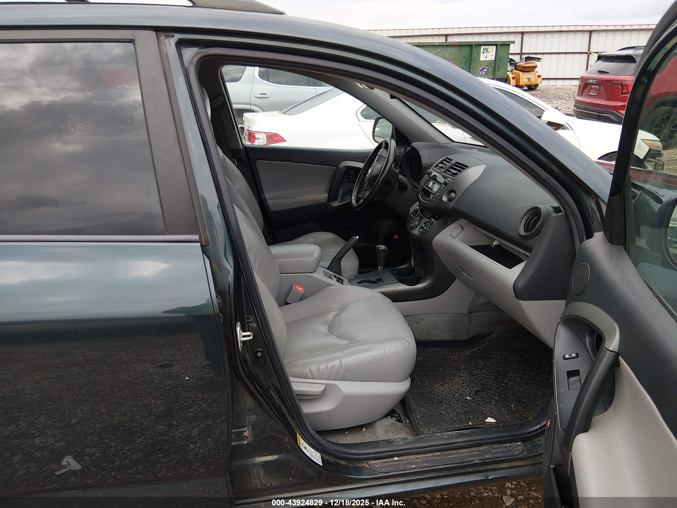TOYOTA RAV4 image 5