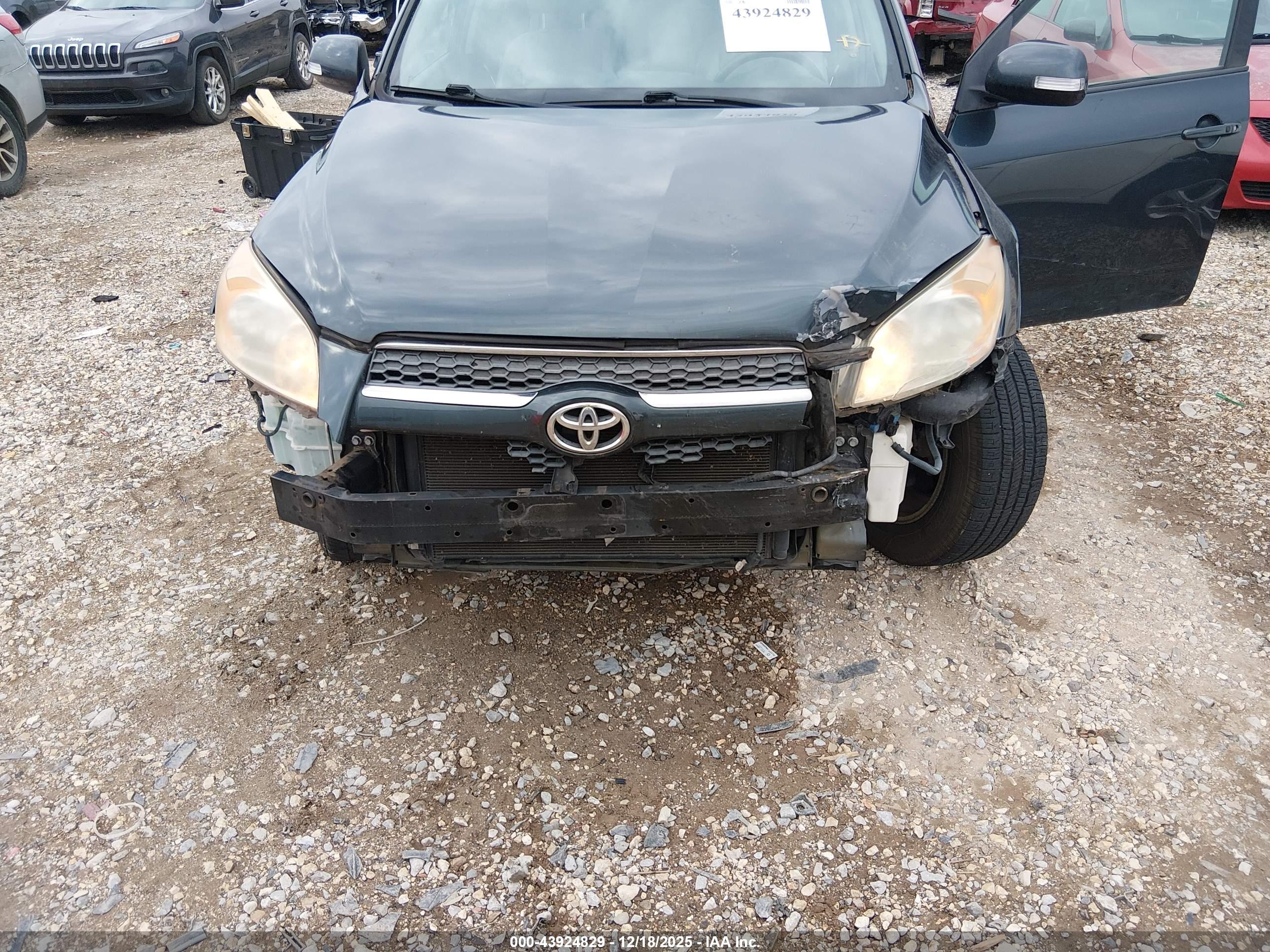 TOYOTA RAV4 image 6