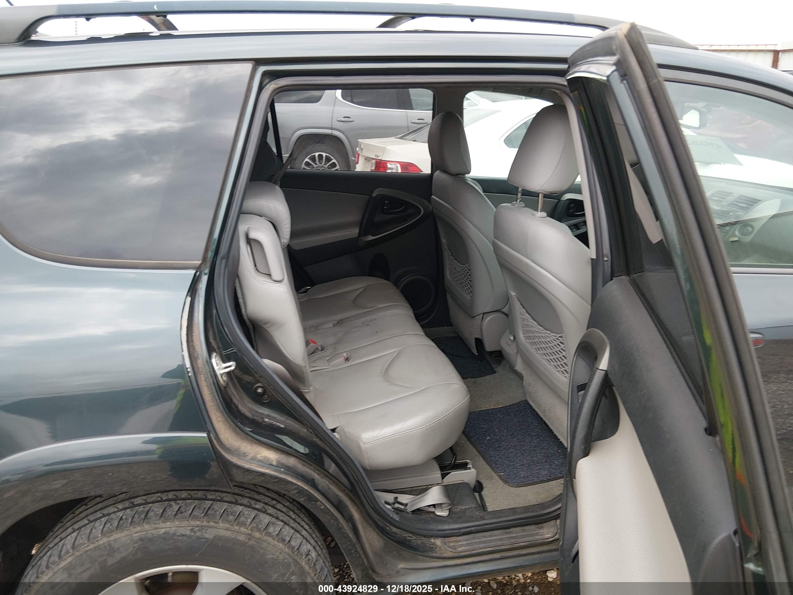 TOYOTA RAV4 image 8