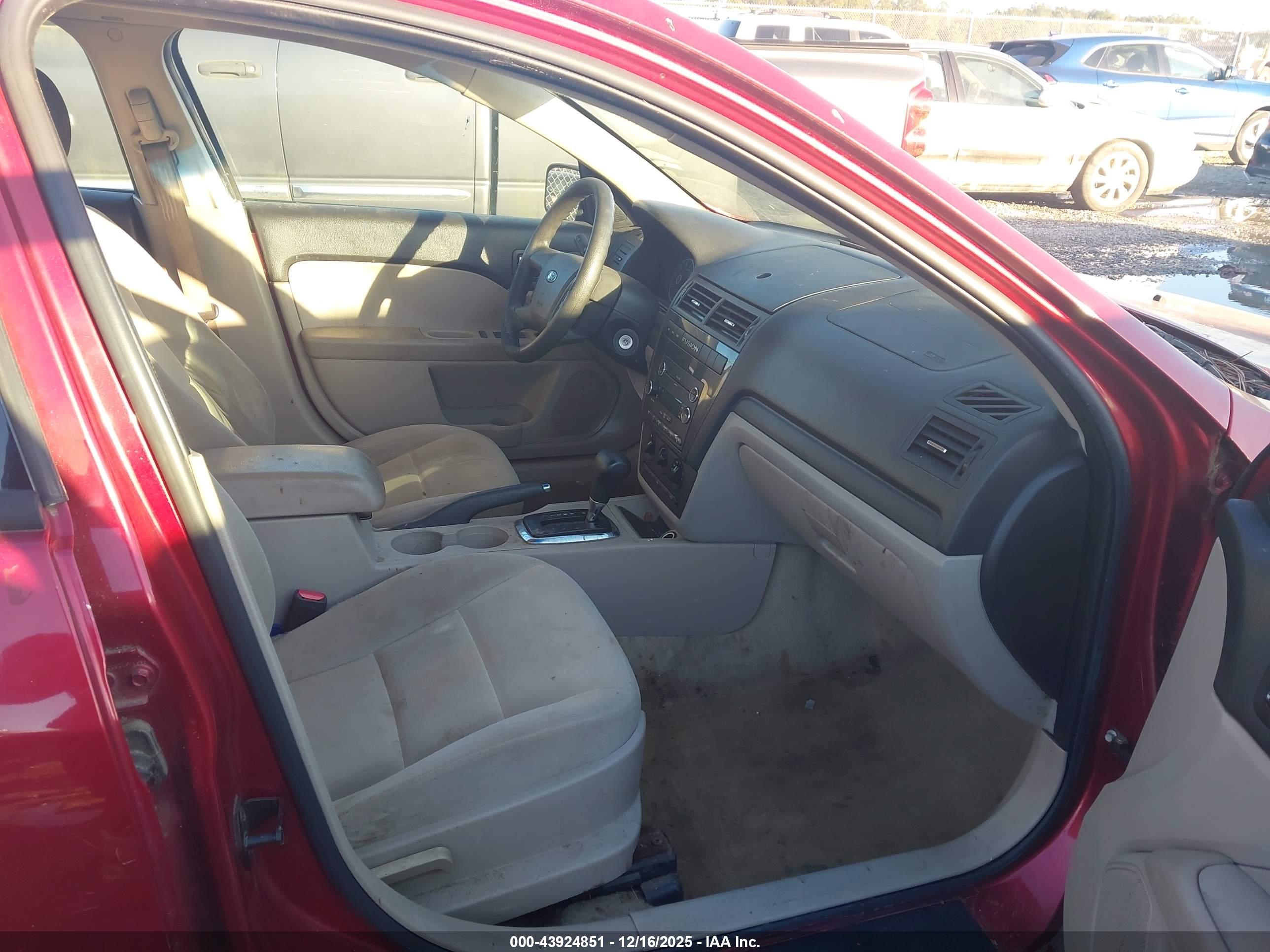 FORD FUSION image 5