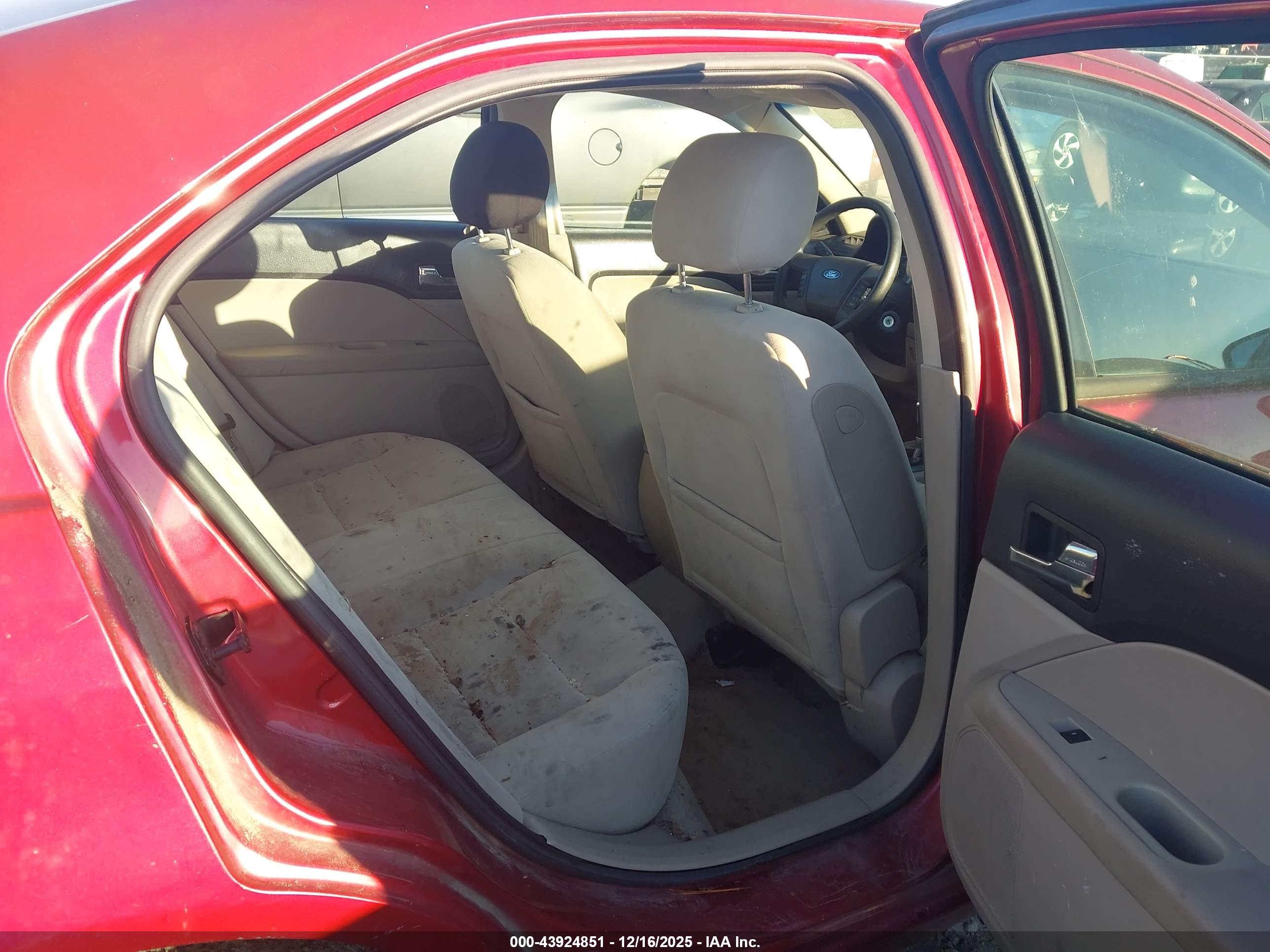 FORD FUSION image 8