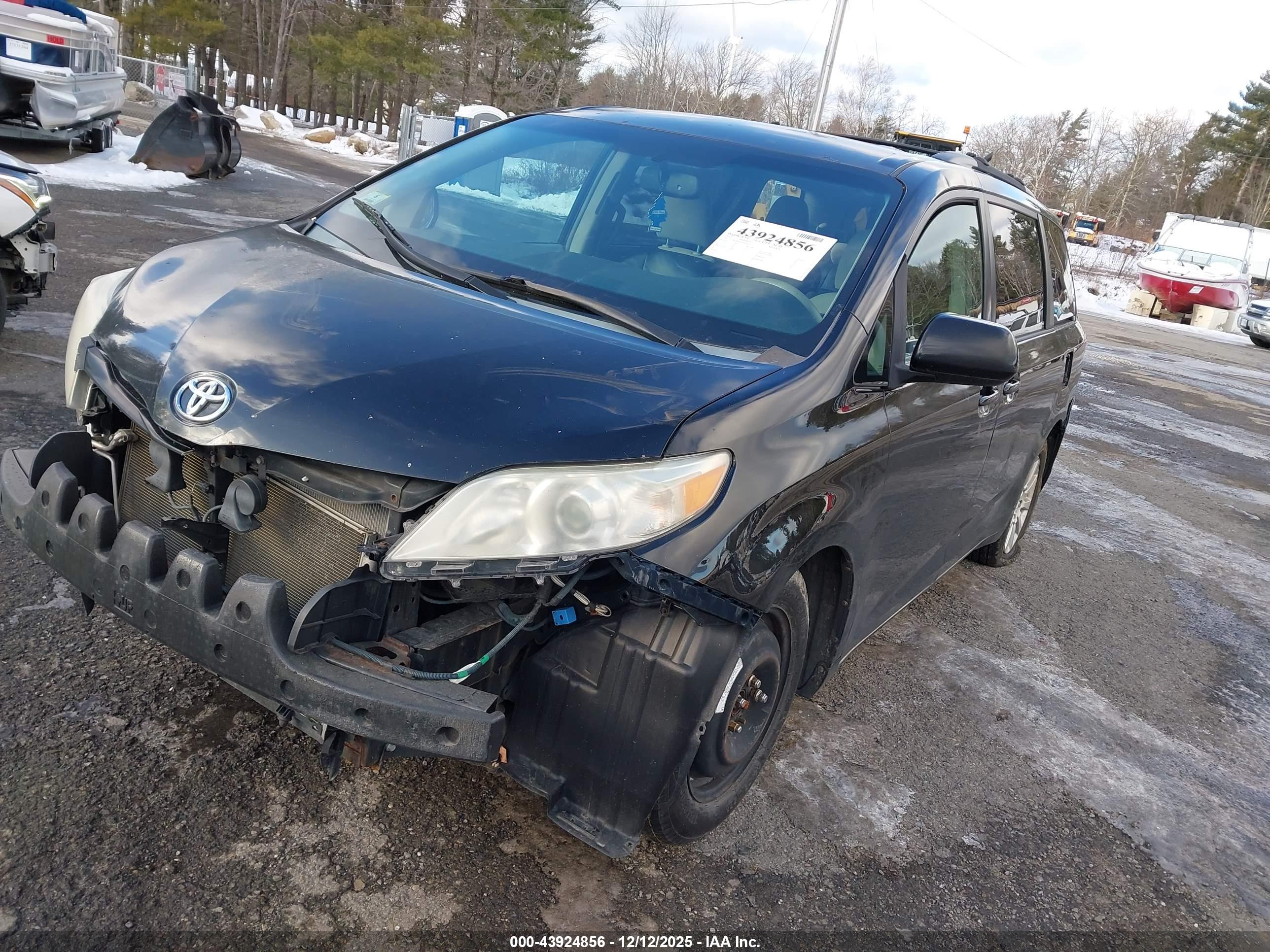 TOYOTA SIENNA image 2