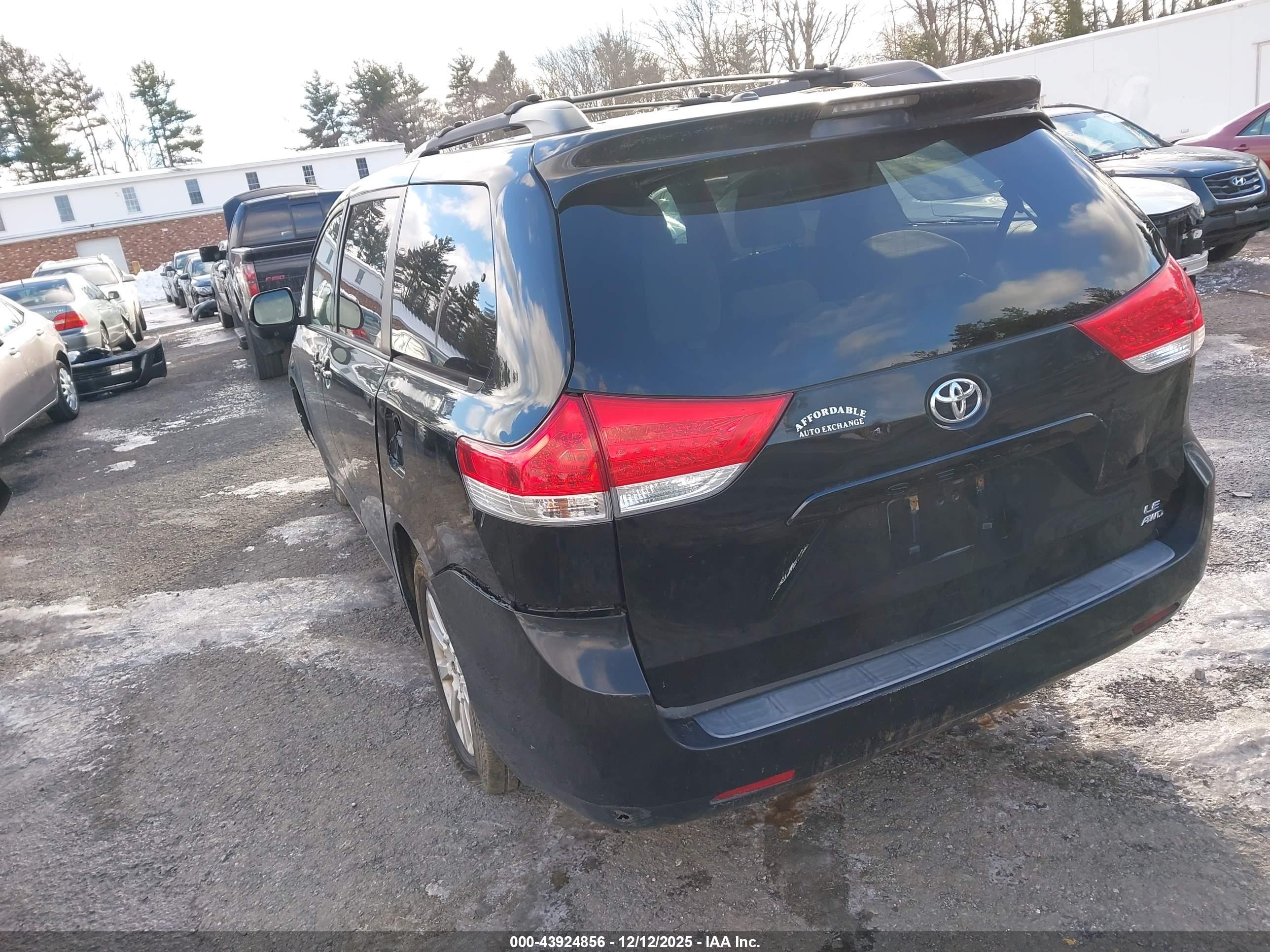 TOYOTA SIENNA image 3