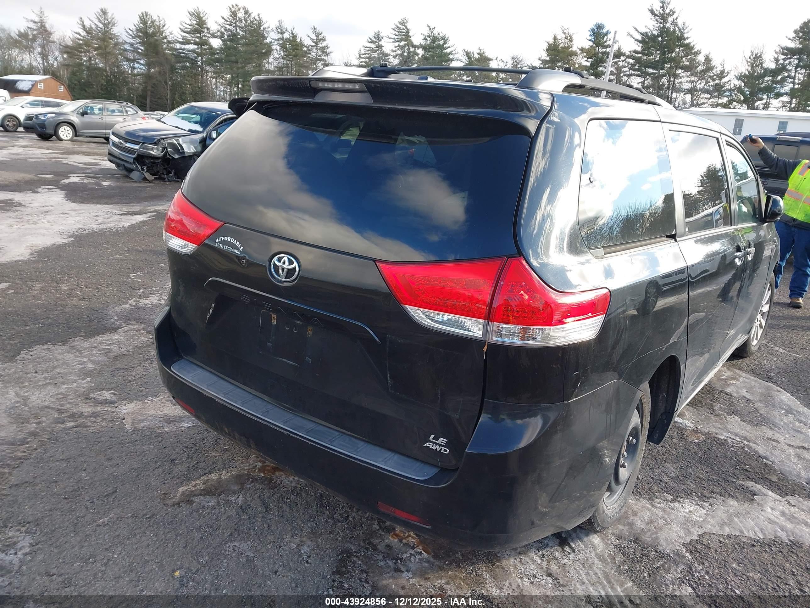 TOYOTA SIENNA image 4
