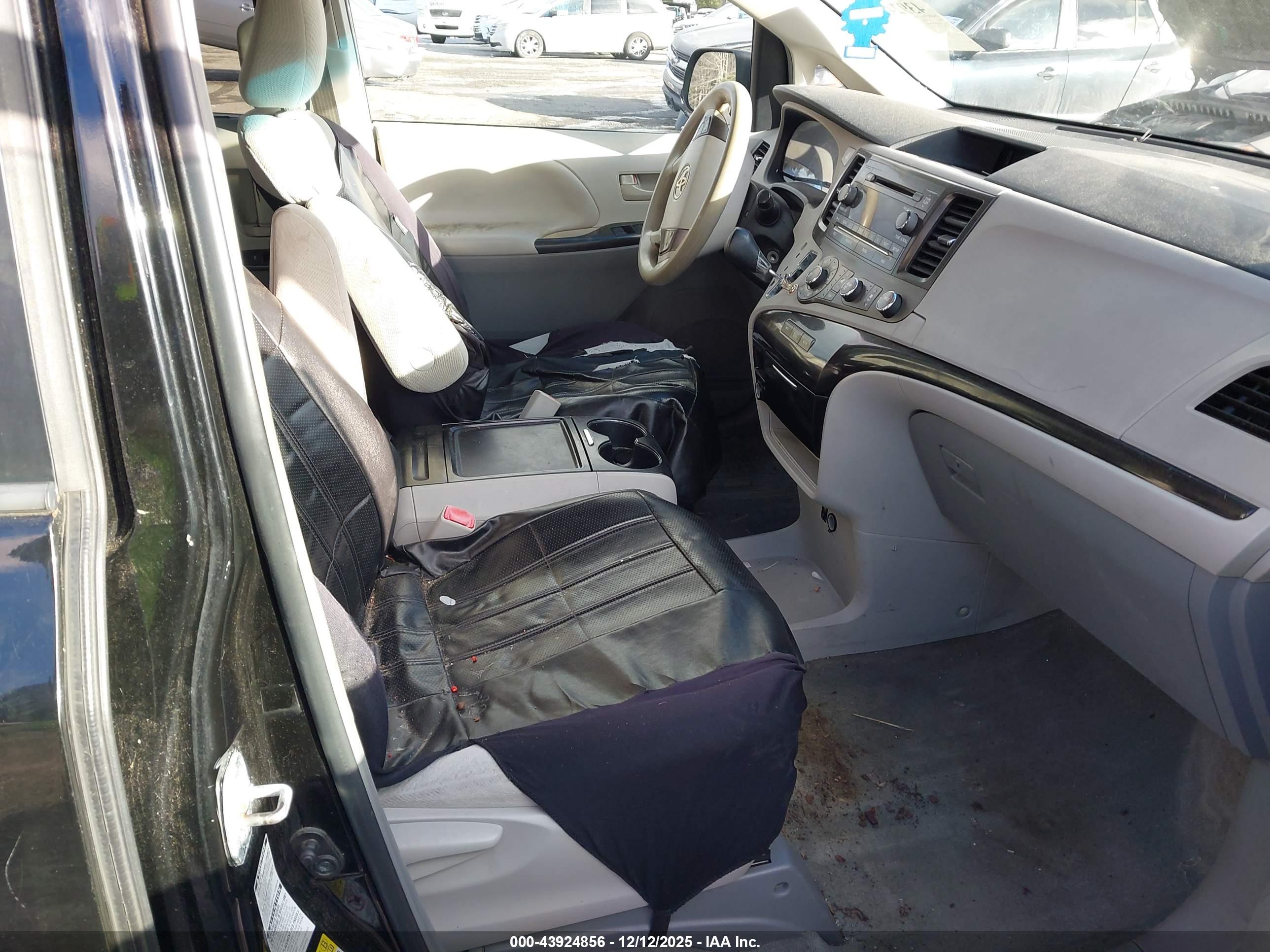 TOYOTA SIENNA image 5