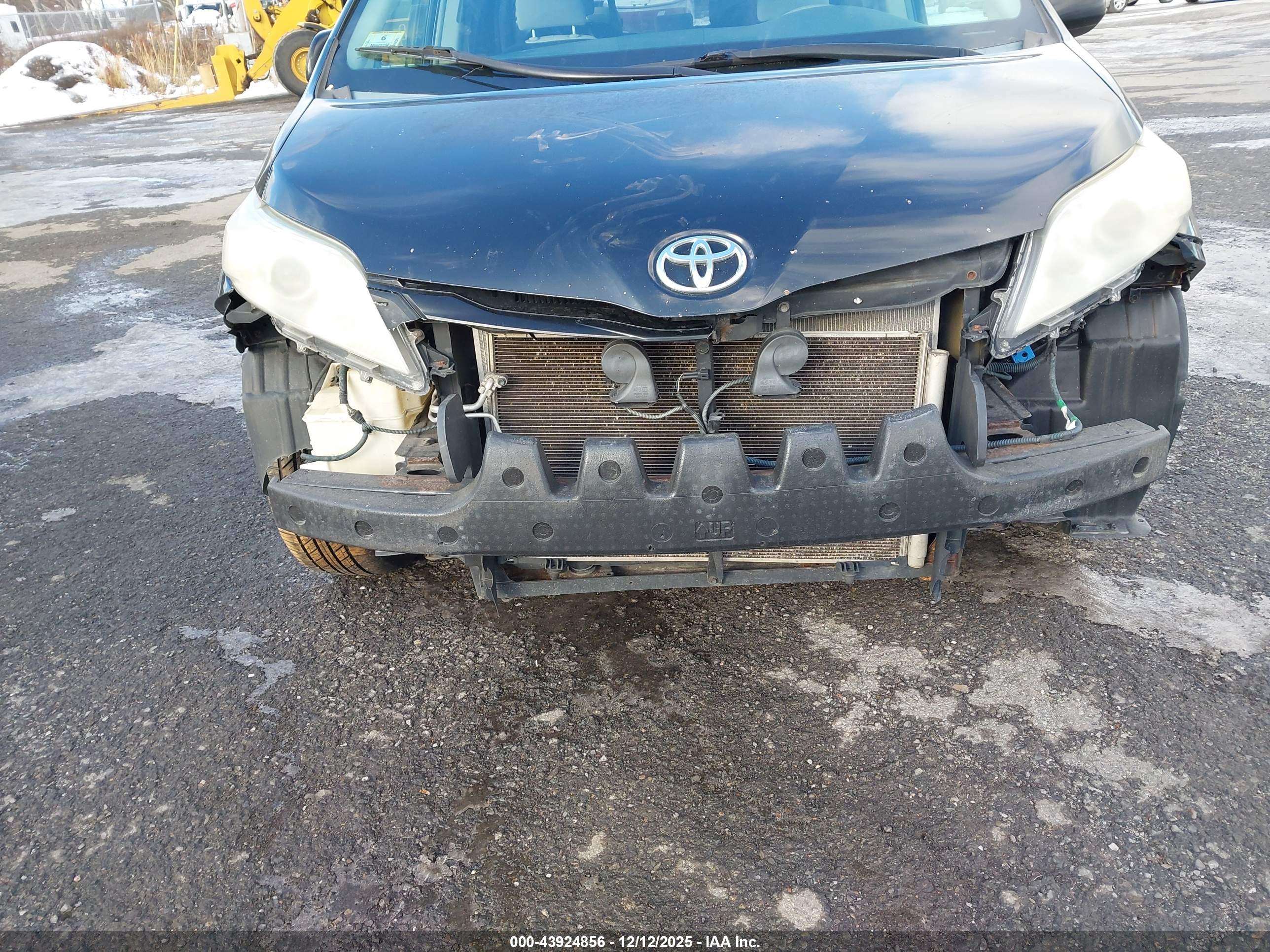 TOYOTA SIENNA image 6