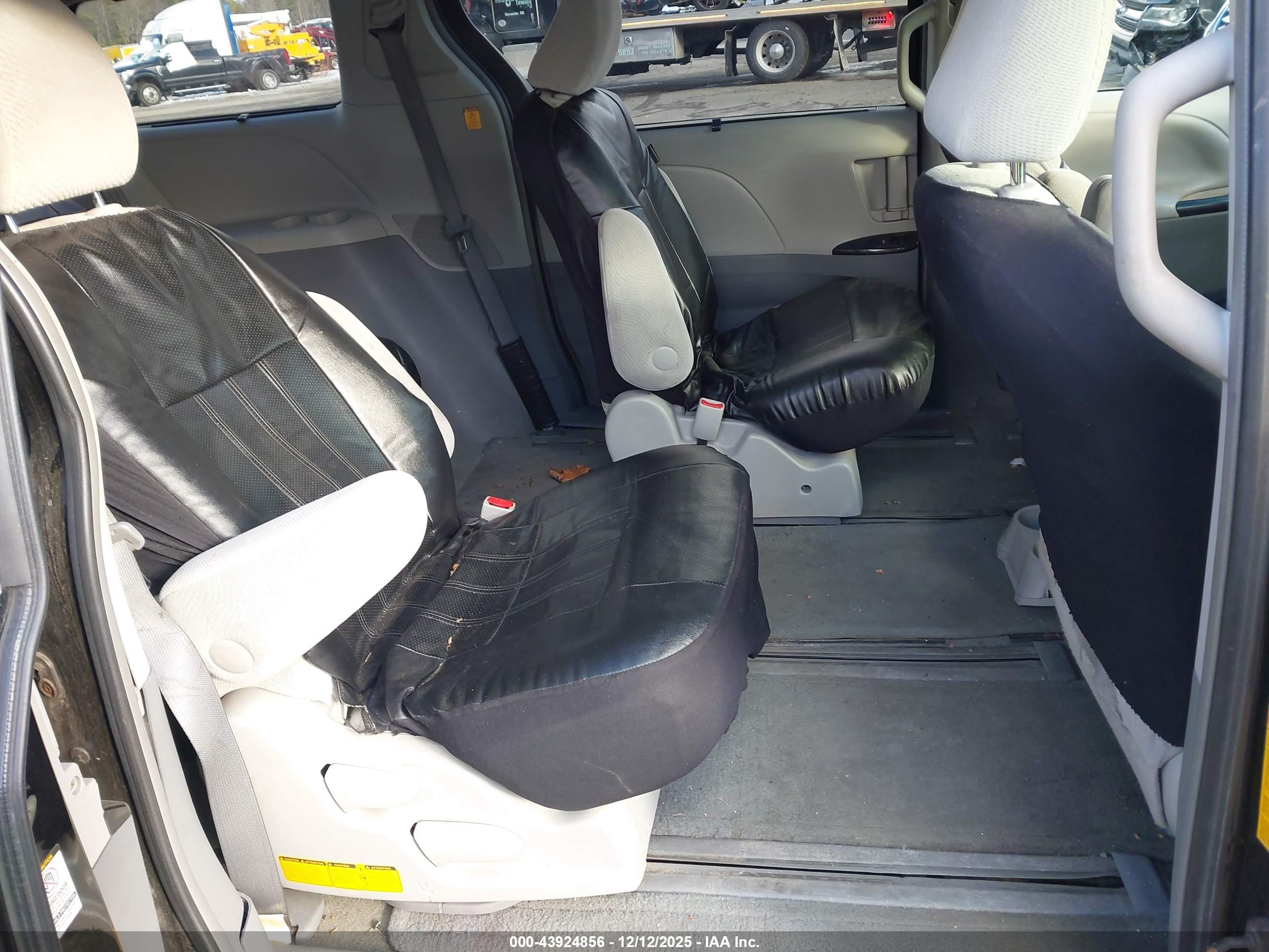 TOYOTA SIENNA image 8