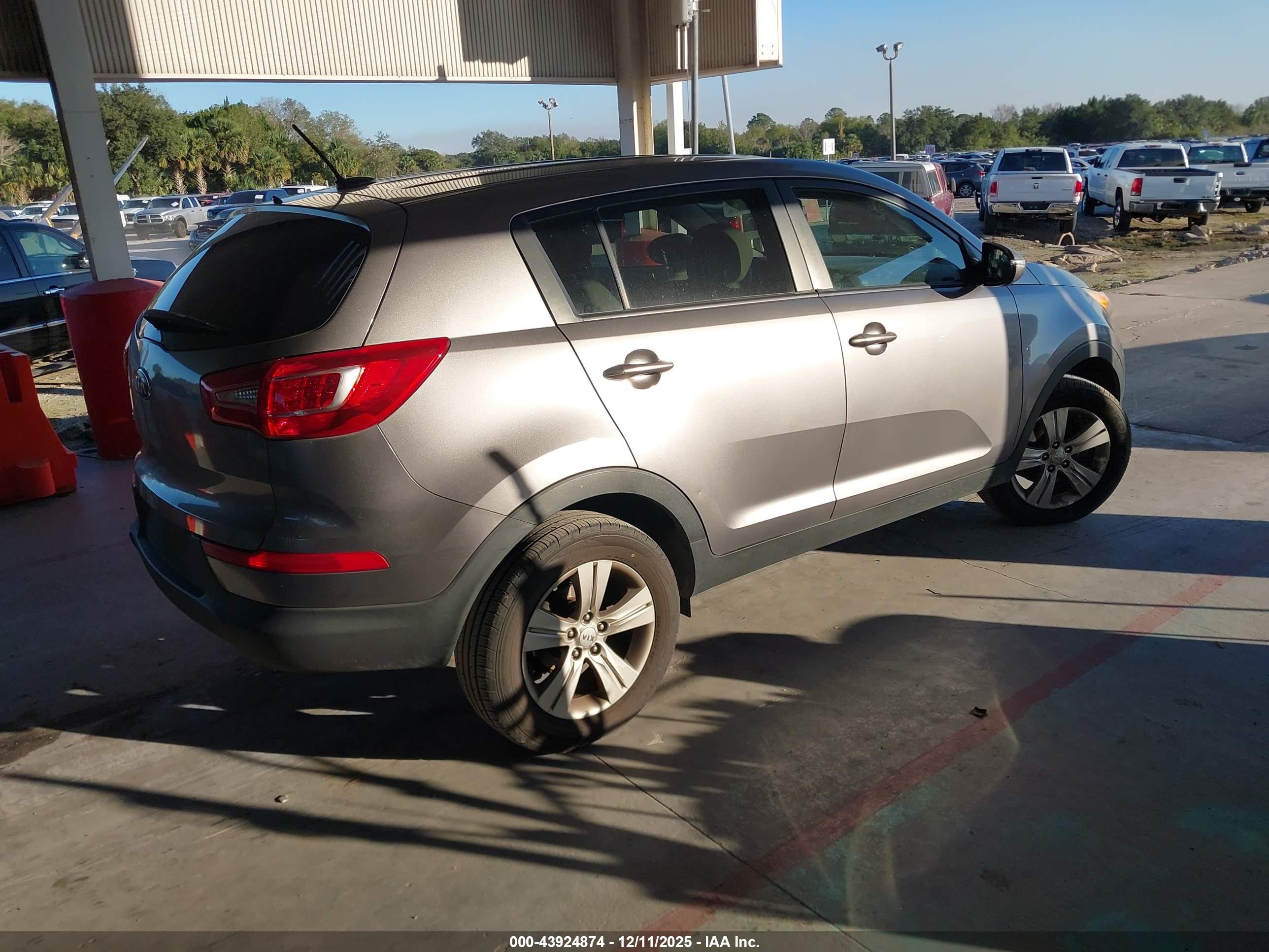 KIA SPORTAGE image 4