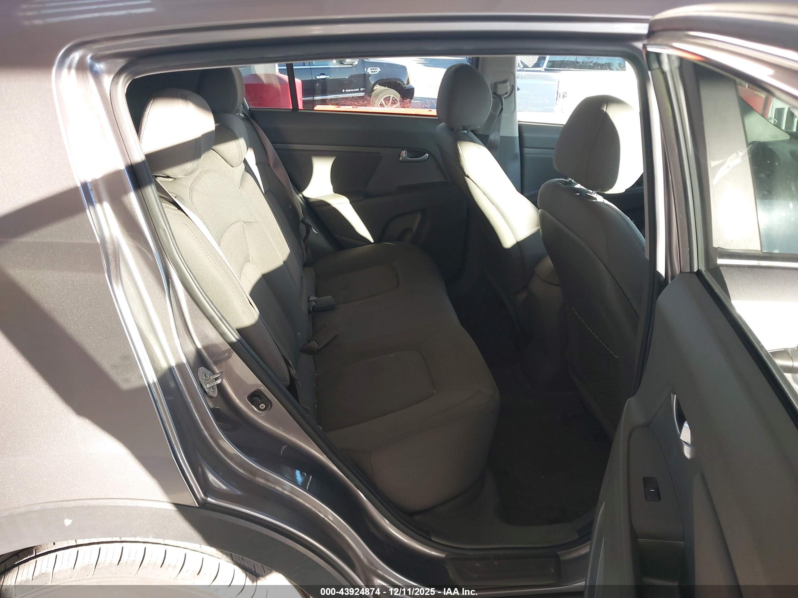 KIA SPORTAGE image 8