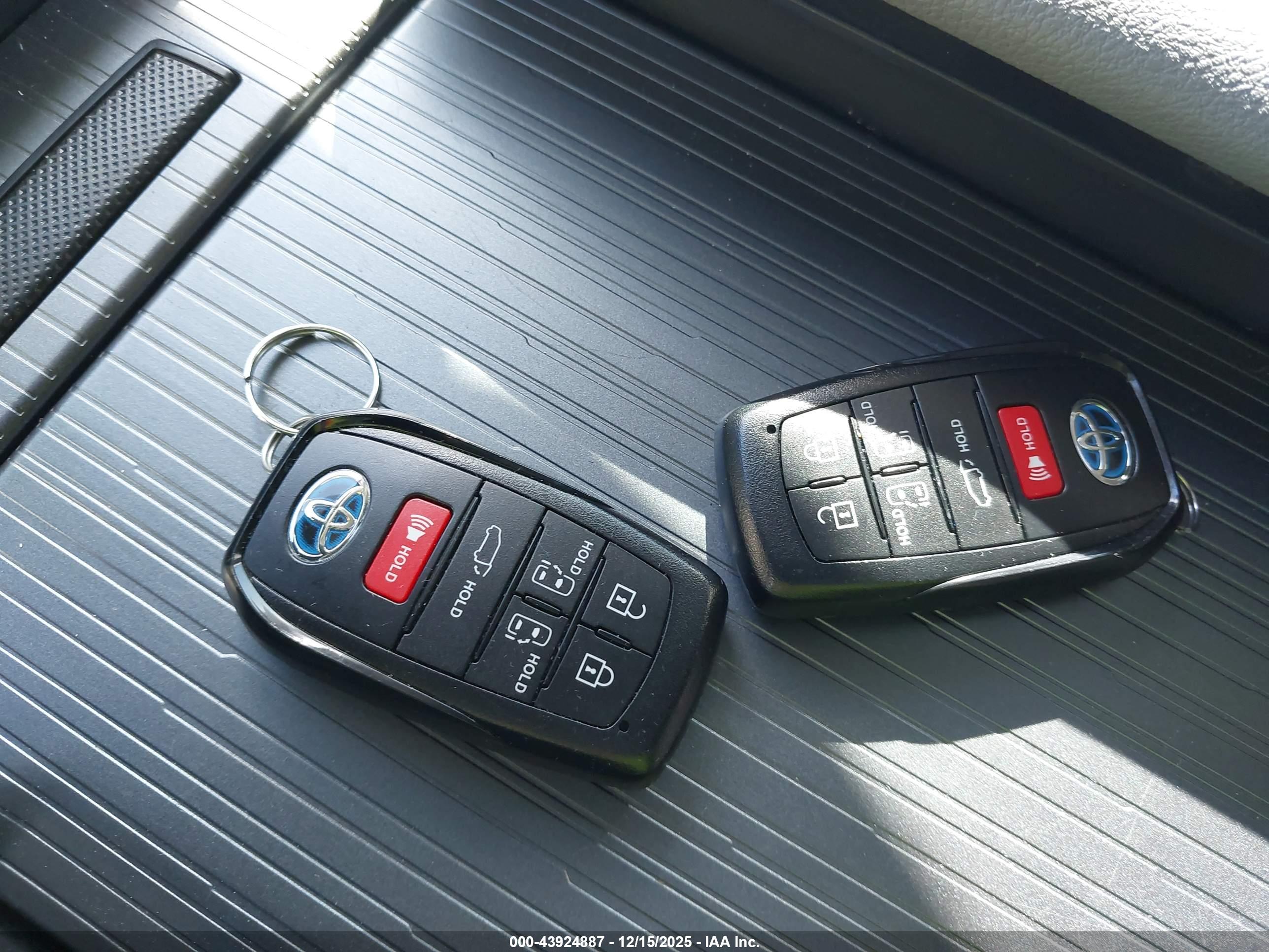 TOYOTA SIENNA image 11