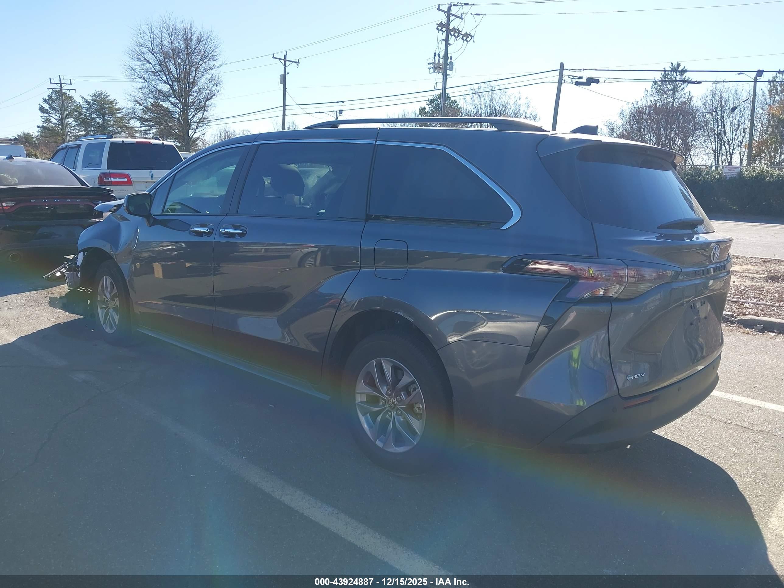 TOYOTA SIENNA image 3