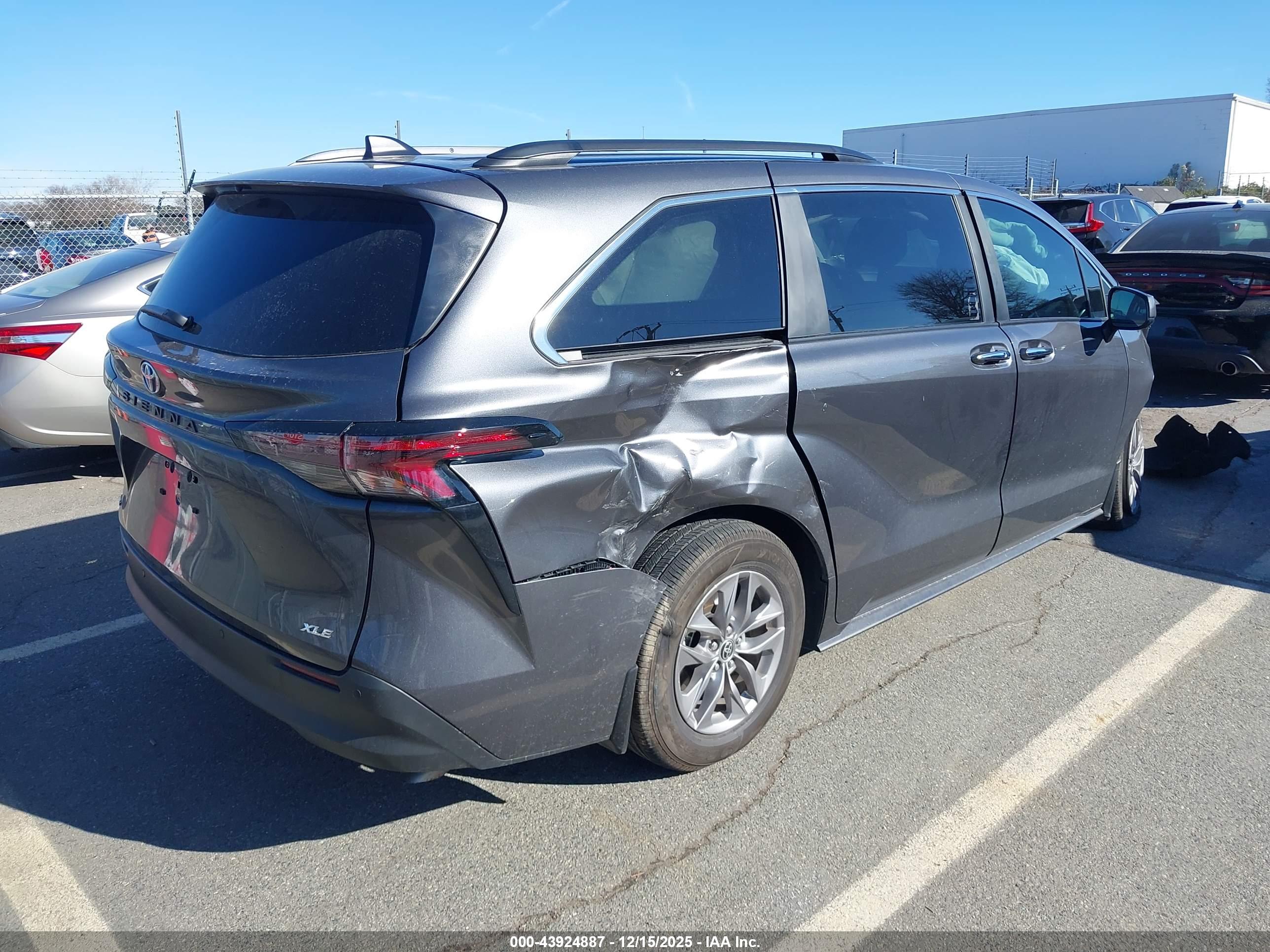 TOYOTA SIENNA image 4