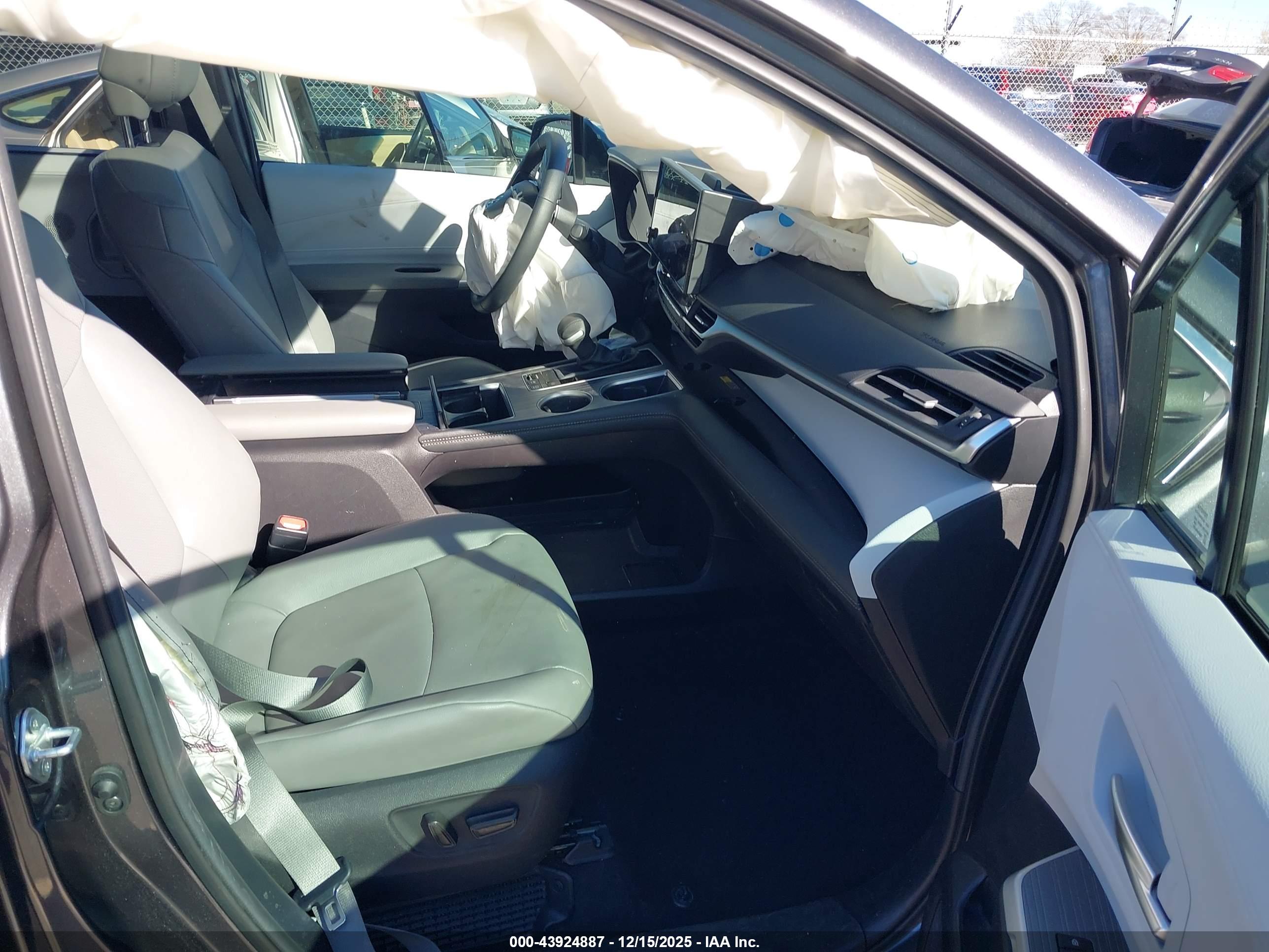 TOYOTA SIENNA image 5