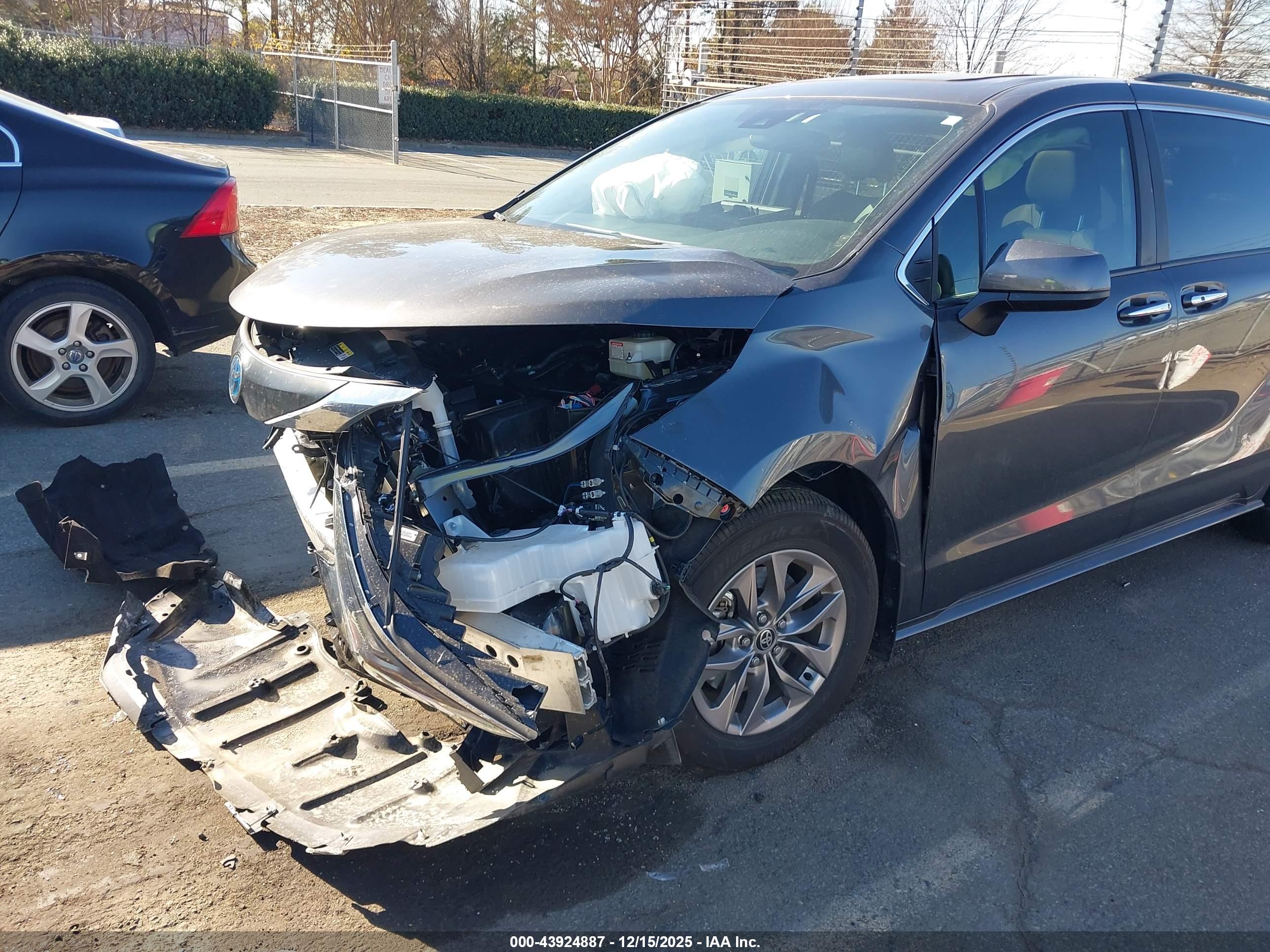 TOYOTA SIENNA image 6