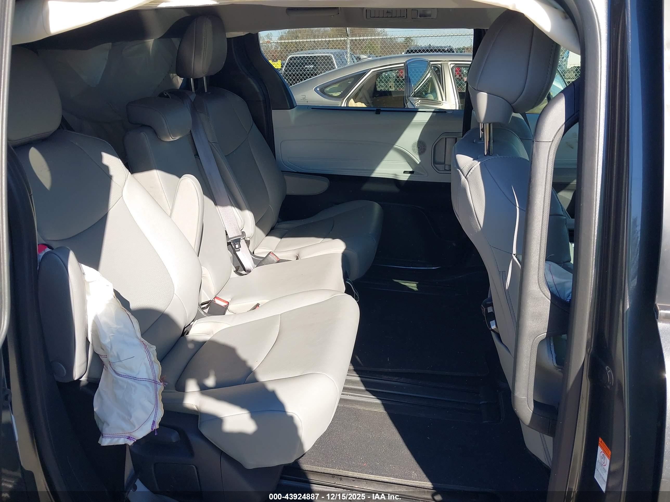 TOYOTA SIENNA image 8