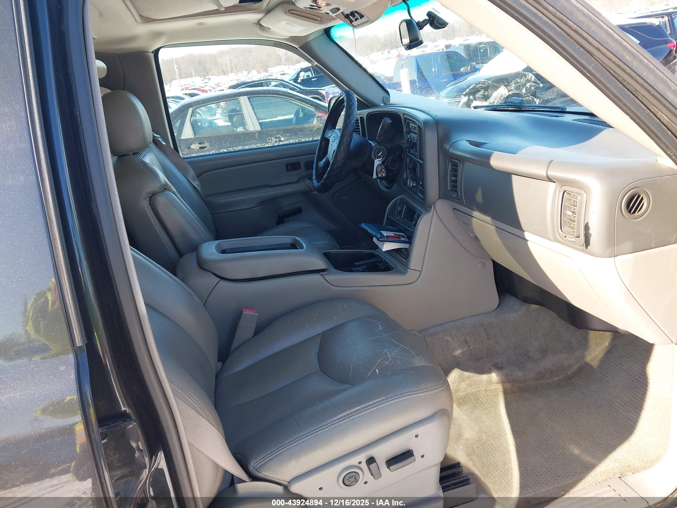 CHEVROLET SUBURBAN image 5