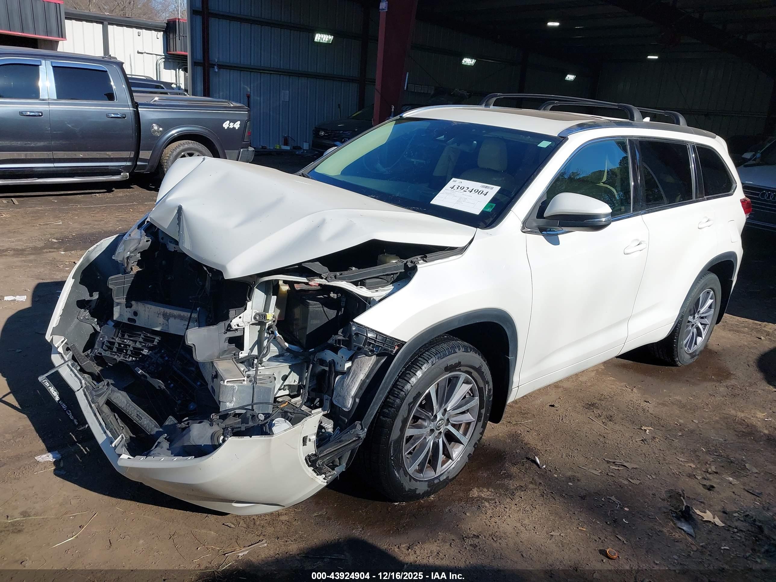 TOYOTA HIGHLANDER image 2