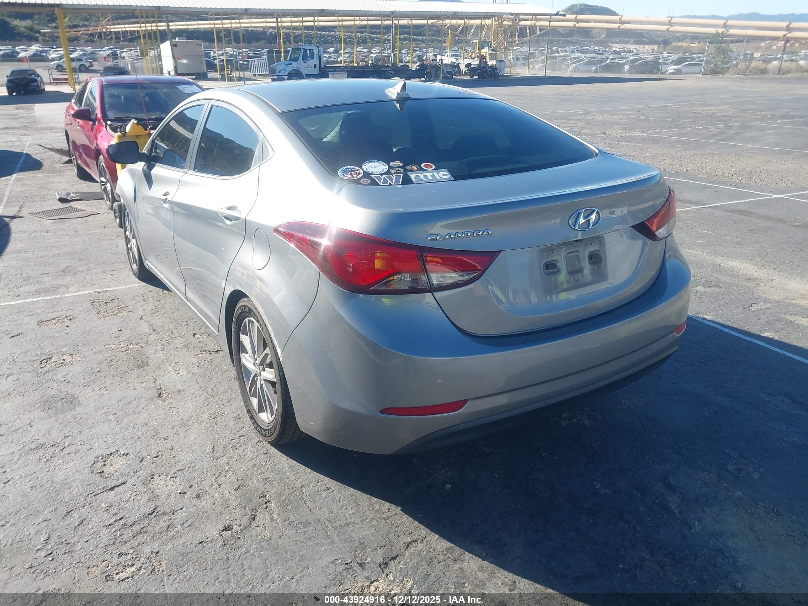 HYUNDAI ELANTRA image 3