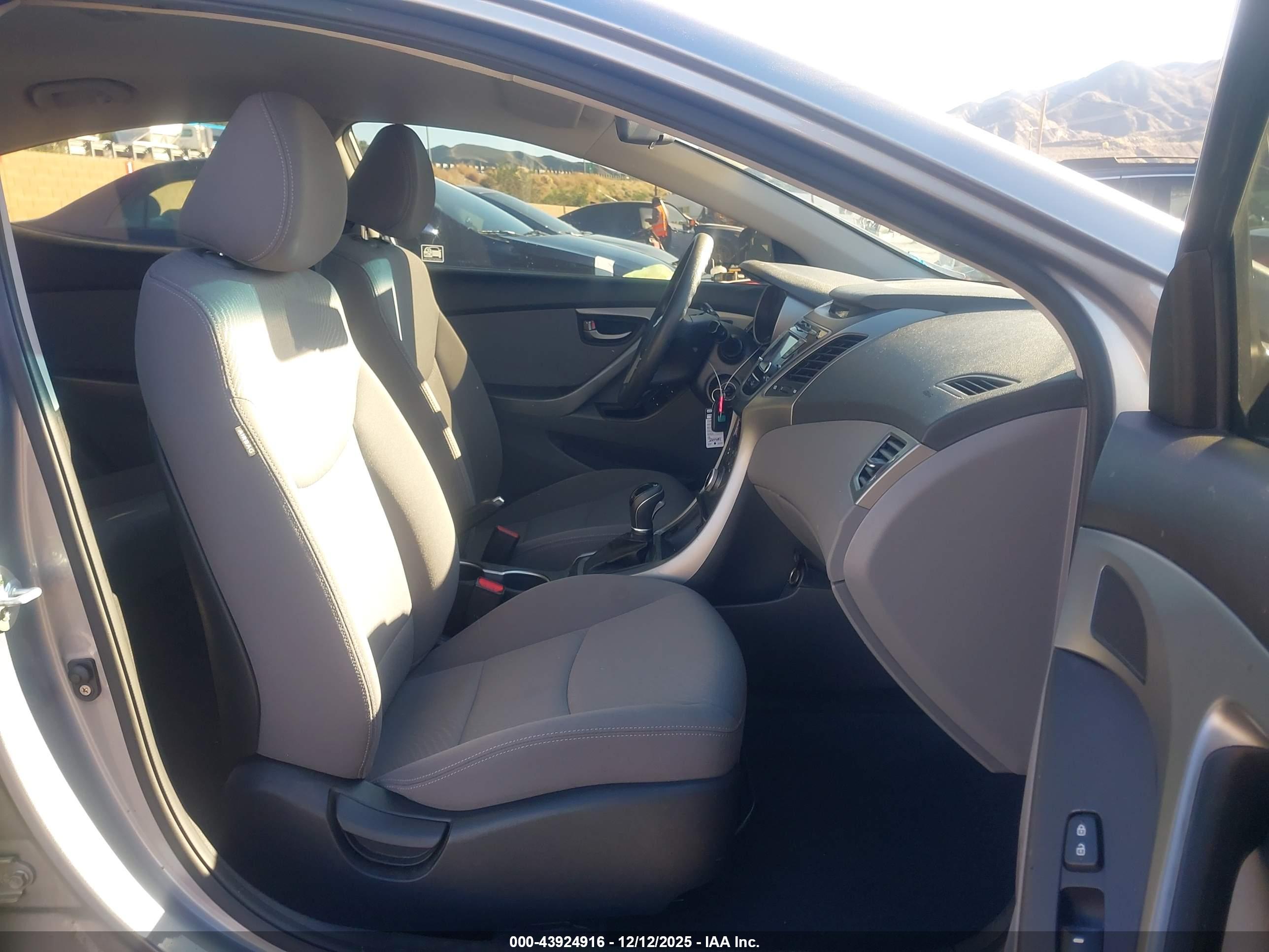 HYUNDAI ELANTRA image 5