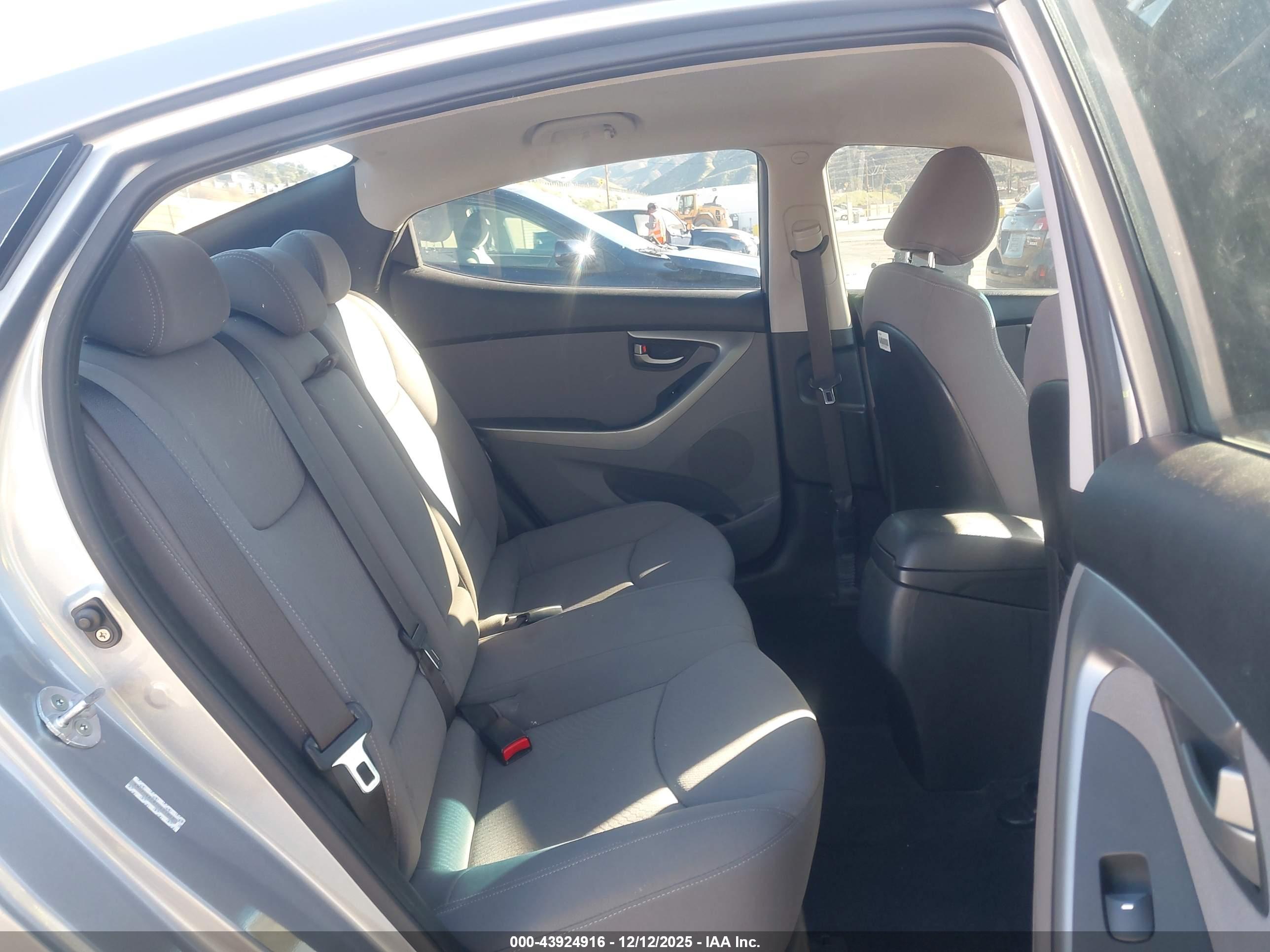 HYUNDAI ELANTRA image 8