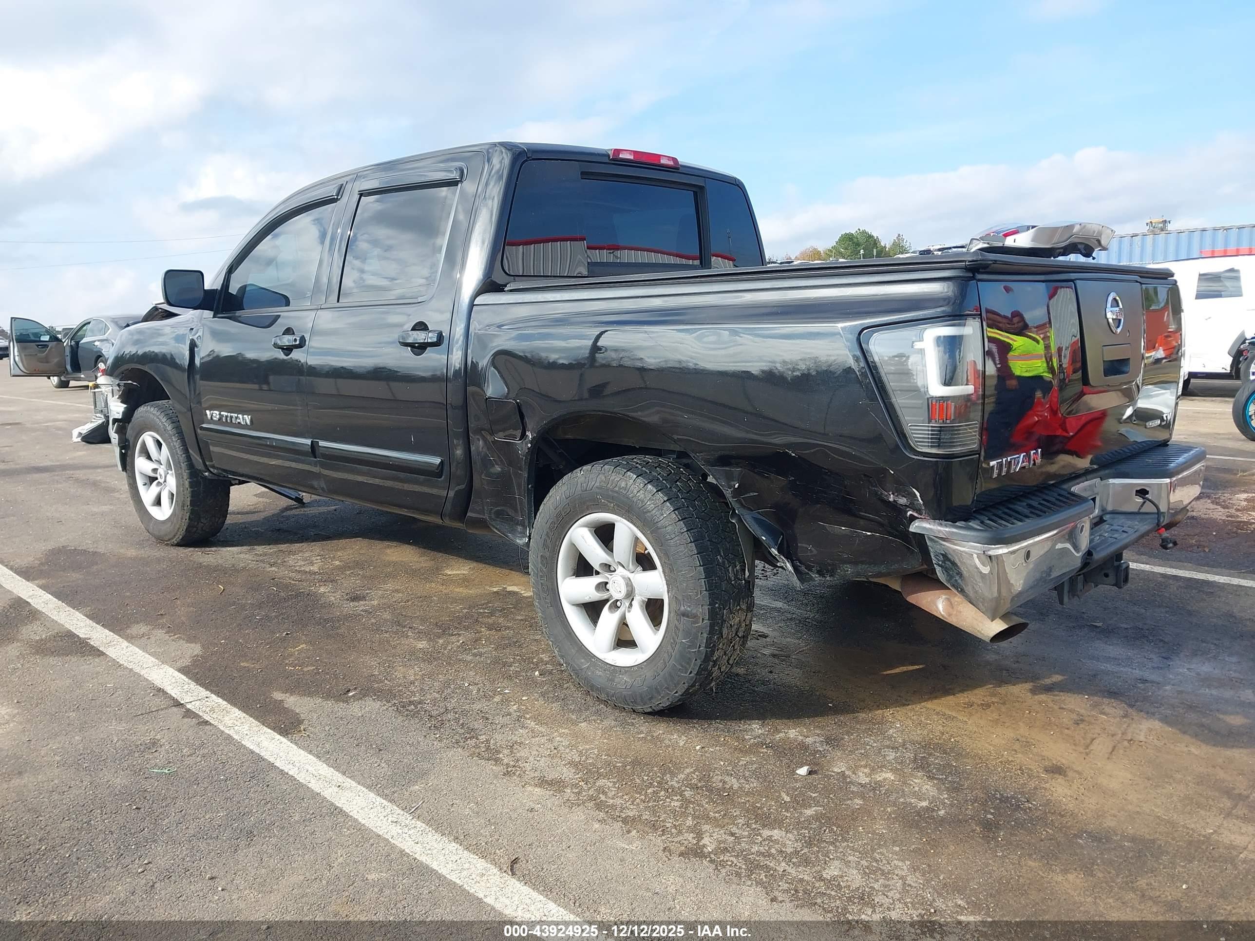 NISSAN TITAN image 3