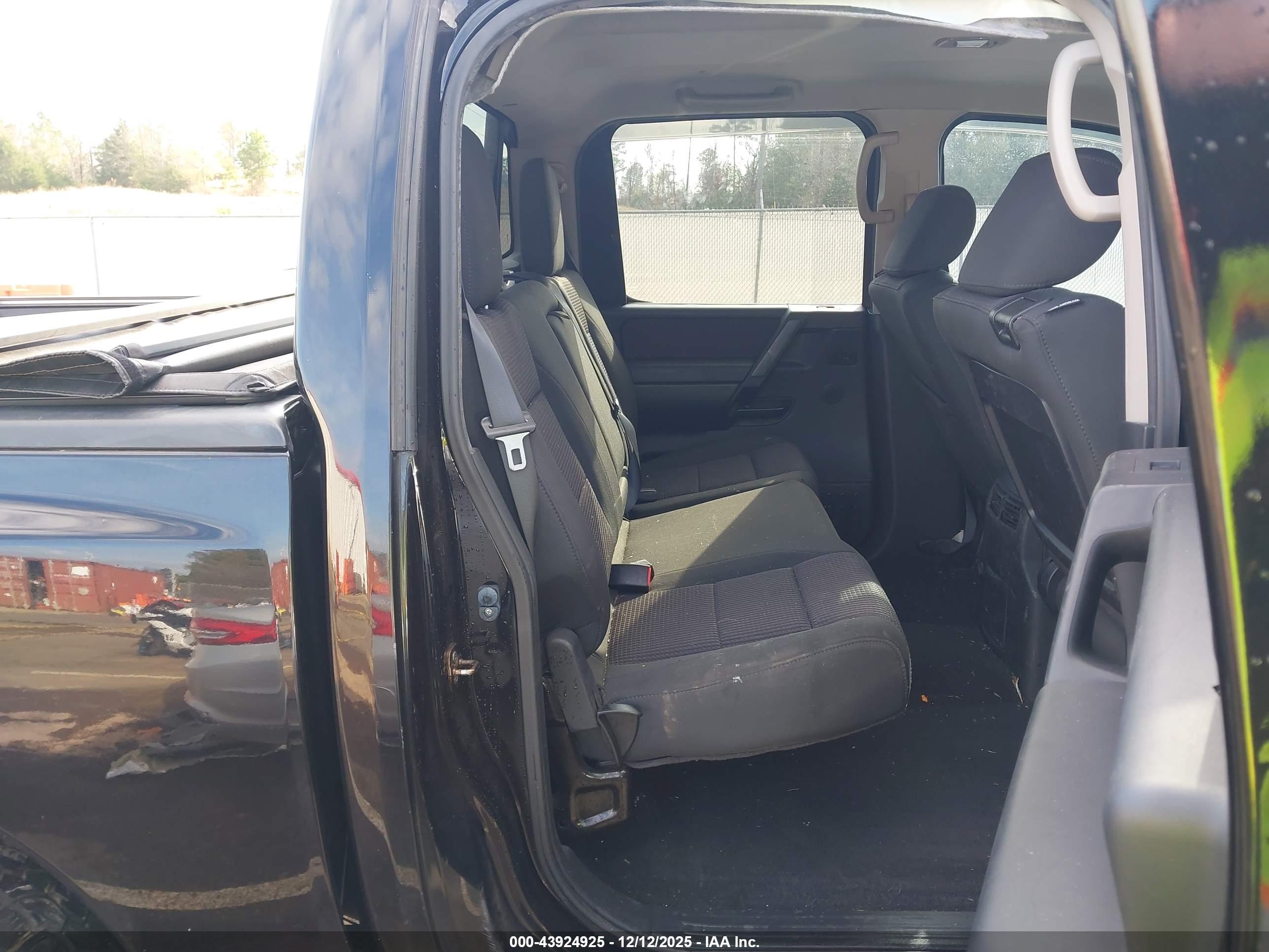 NISSAN TITAN image 8