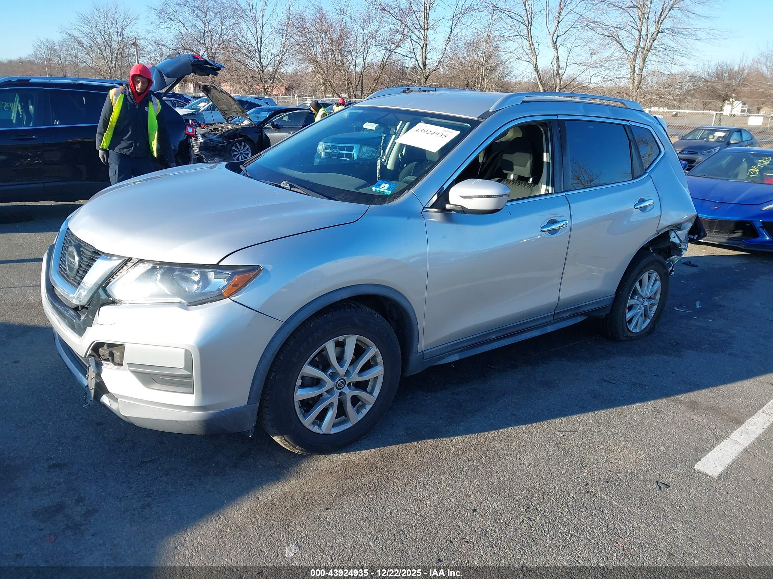 NISSAN ROGUE image 2