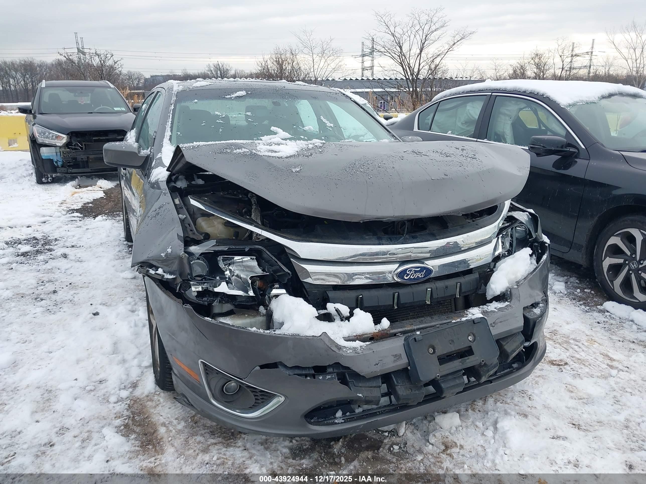FORD FUSION image 6