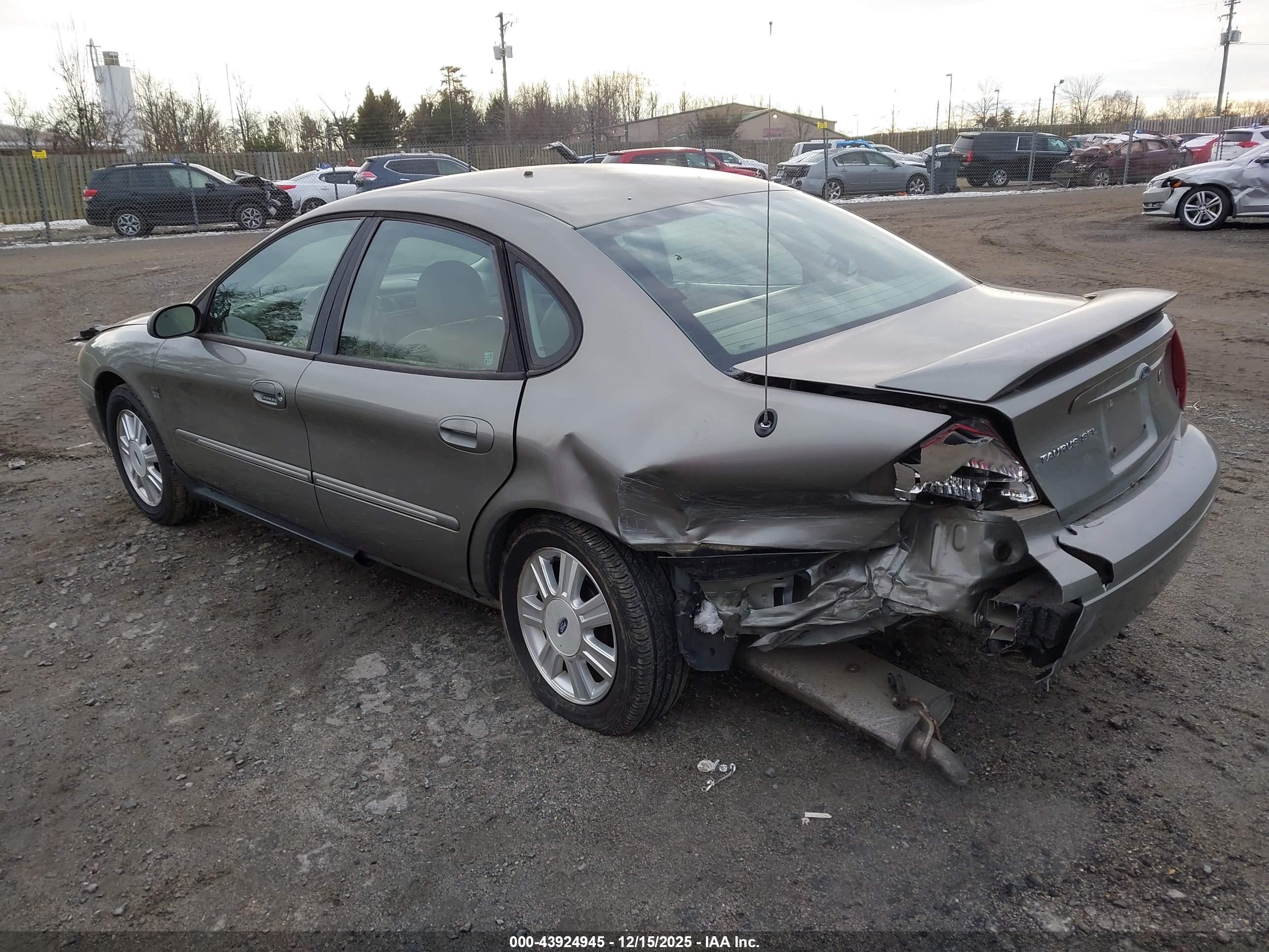 FORD TAURUS image 3