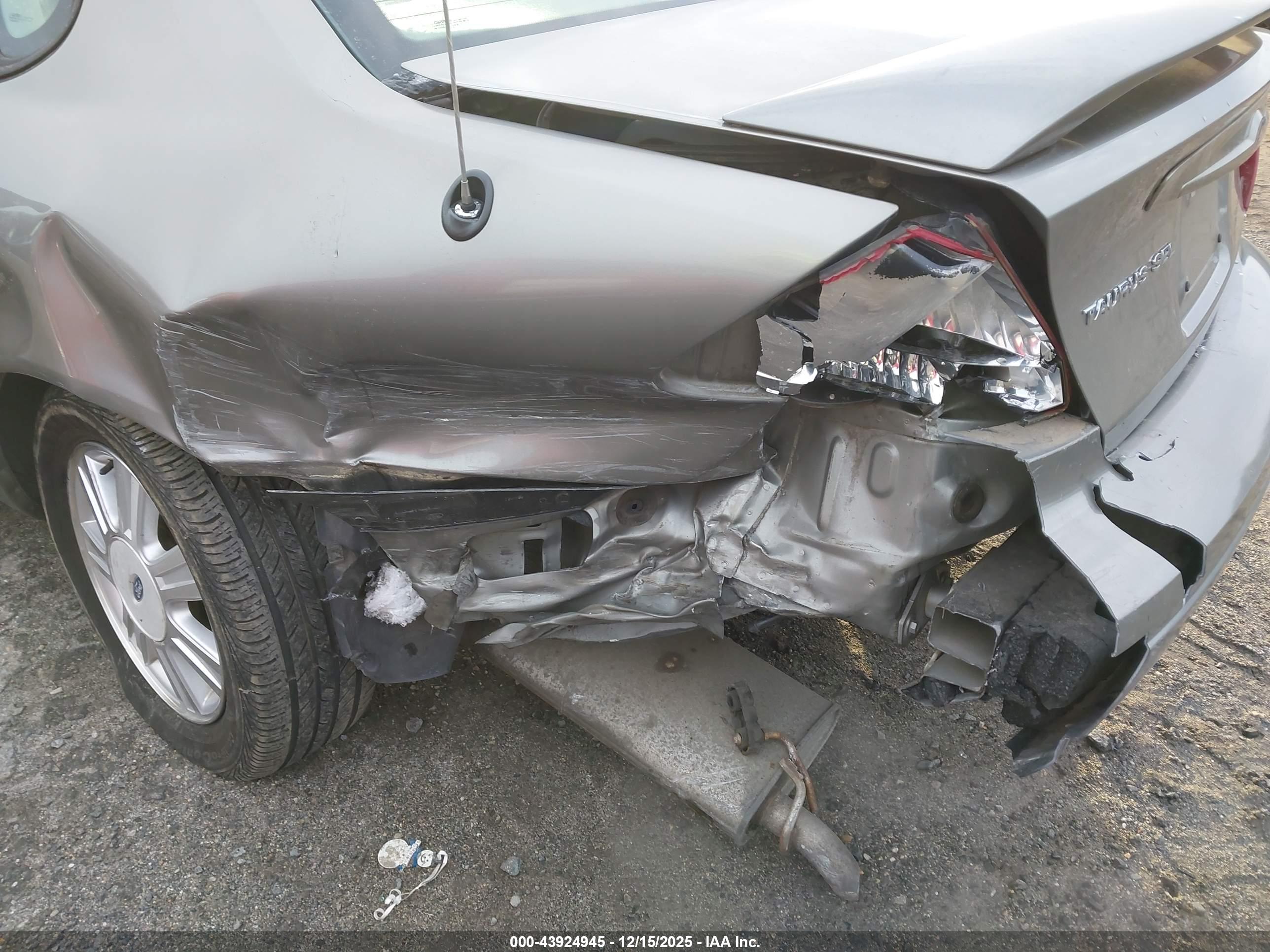 FORD TAURUS image 6