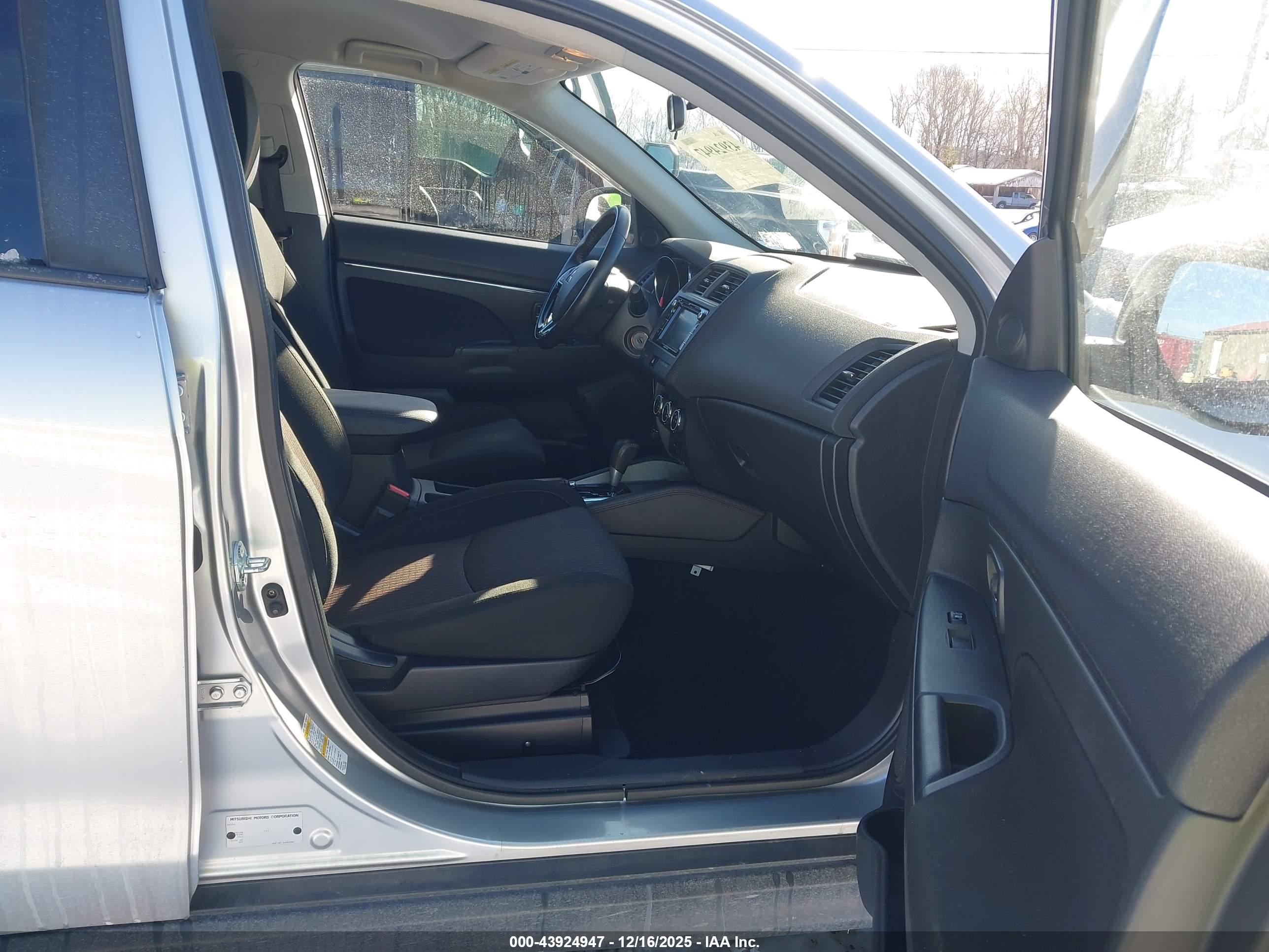 MITSUBISHI OUTLANDER image 5