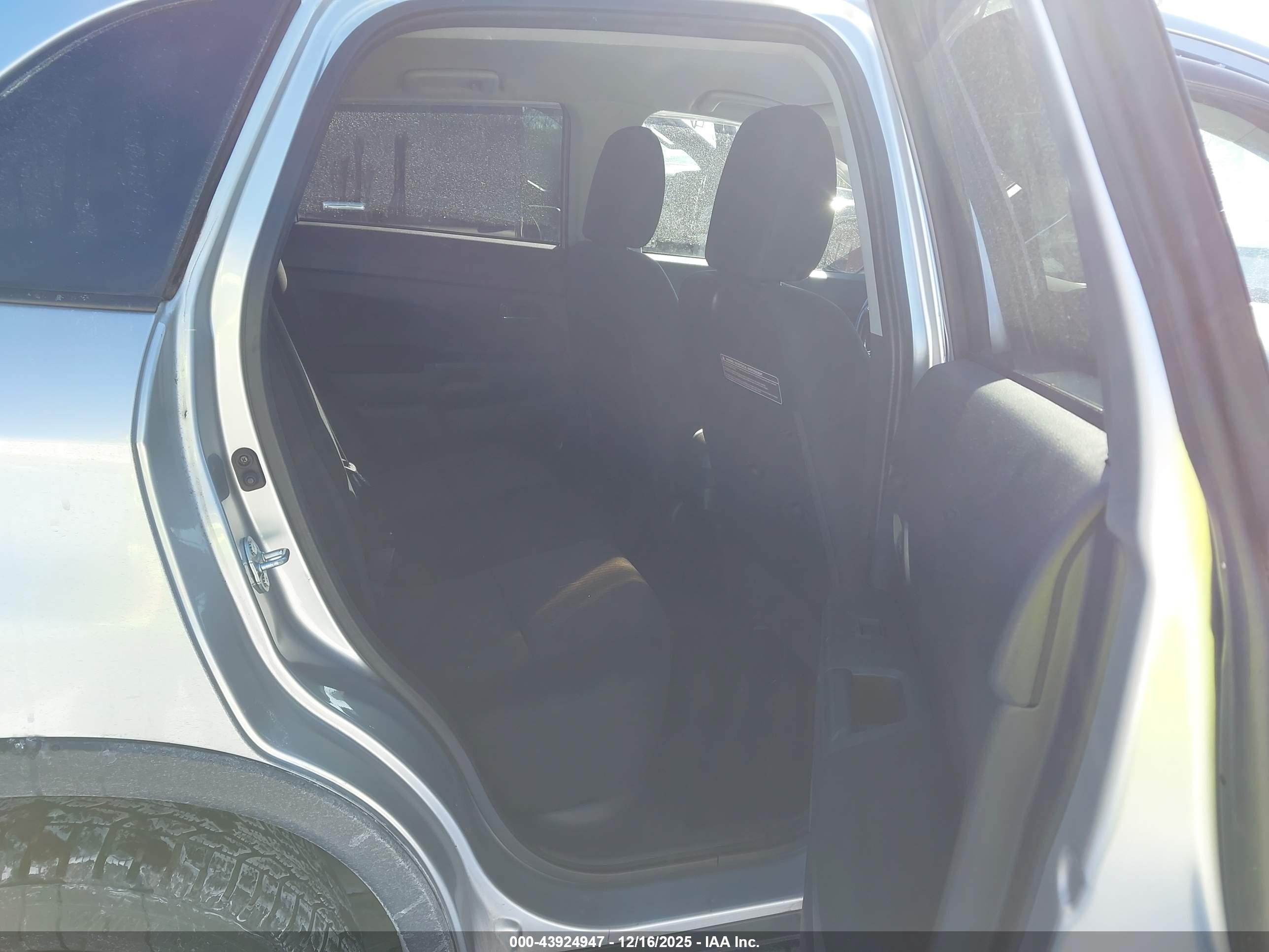 MITSUBISHI OUTLANDER image 8