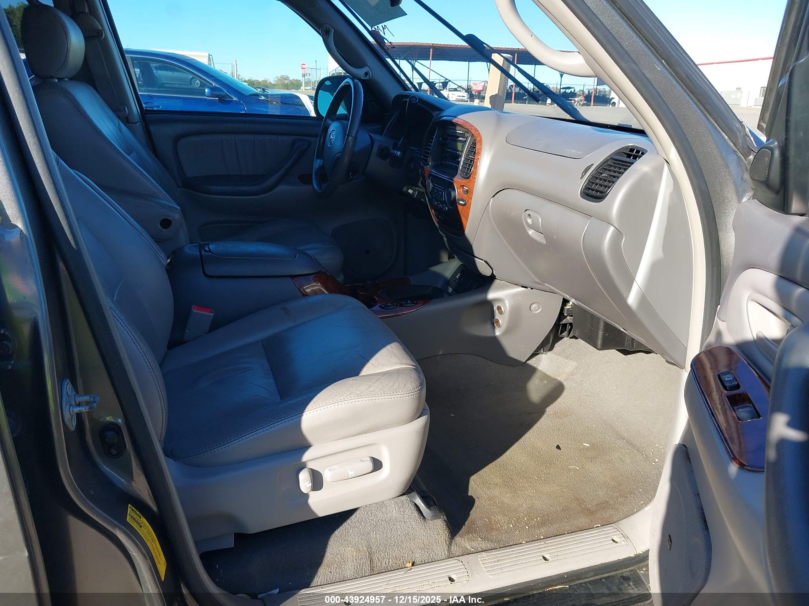 TOYOTA SEQUOIA image 5