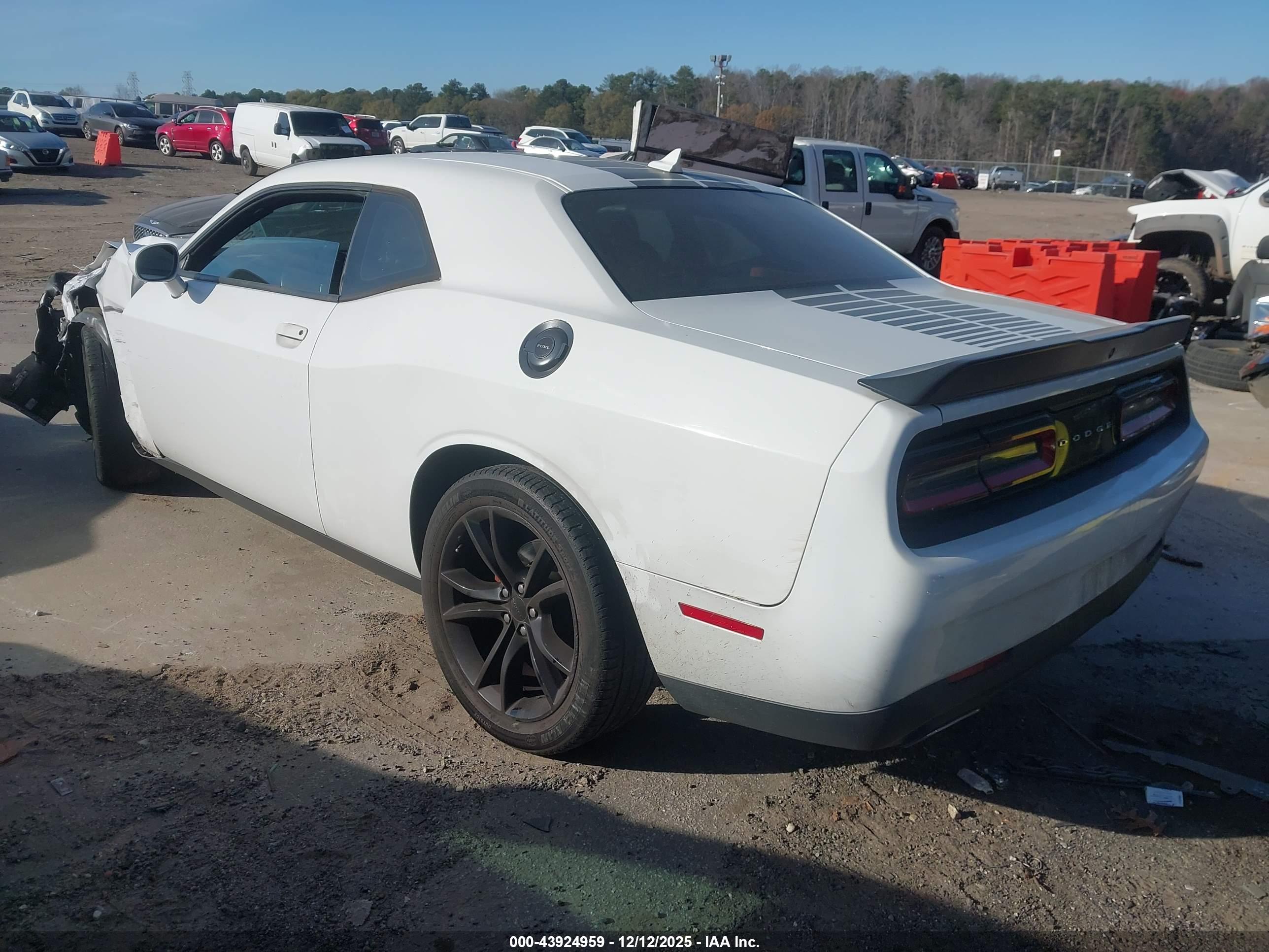 DODGE CHALLENGER image 3