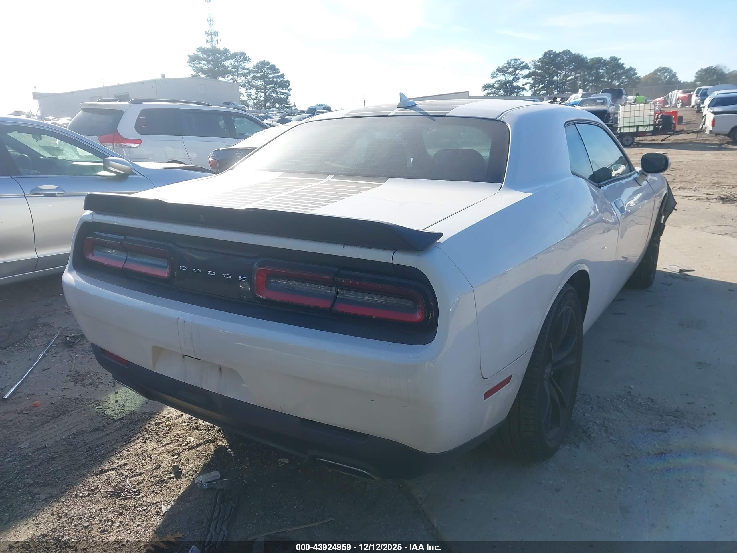DODGE CHALLENGER image 4