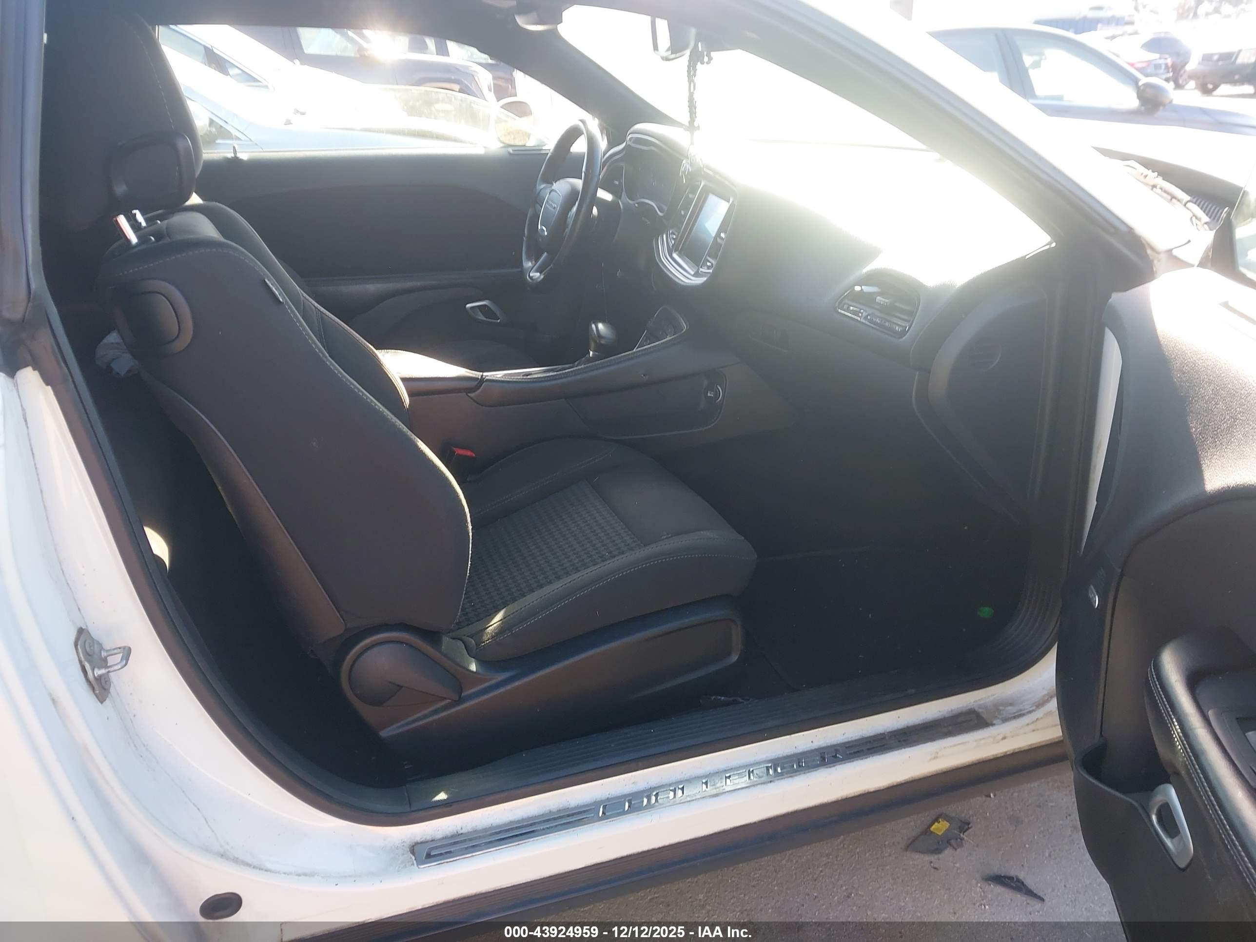 DODGE CHALLENGER image 5